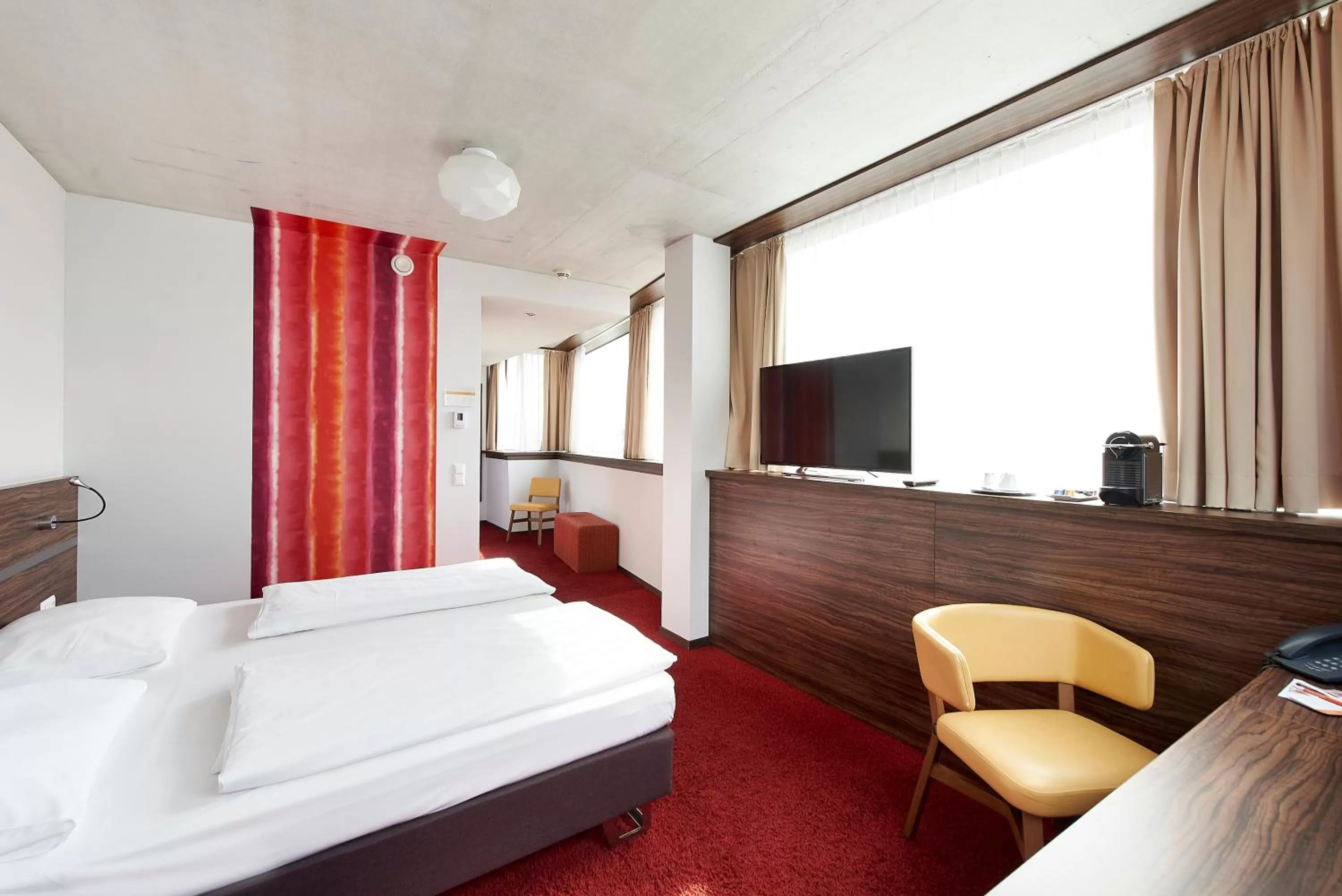 Communal lounge/ TV room, Bed in Simm's Hotel - cityhotel next to Metro U3