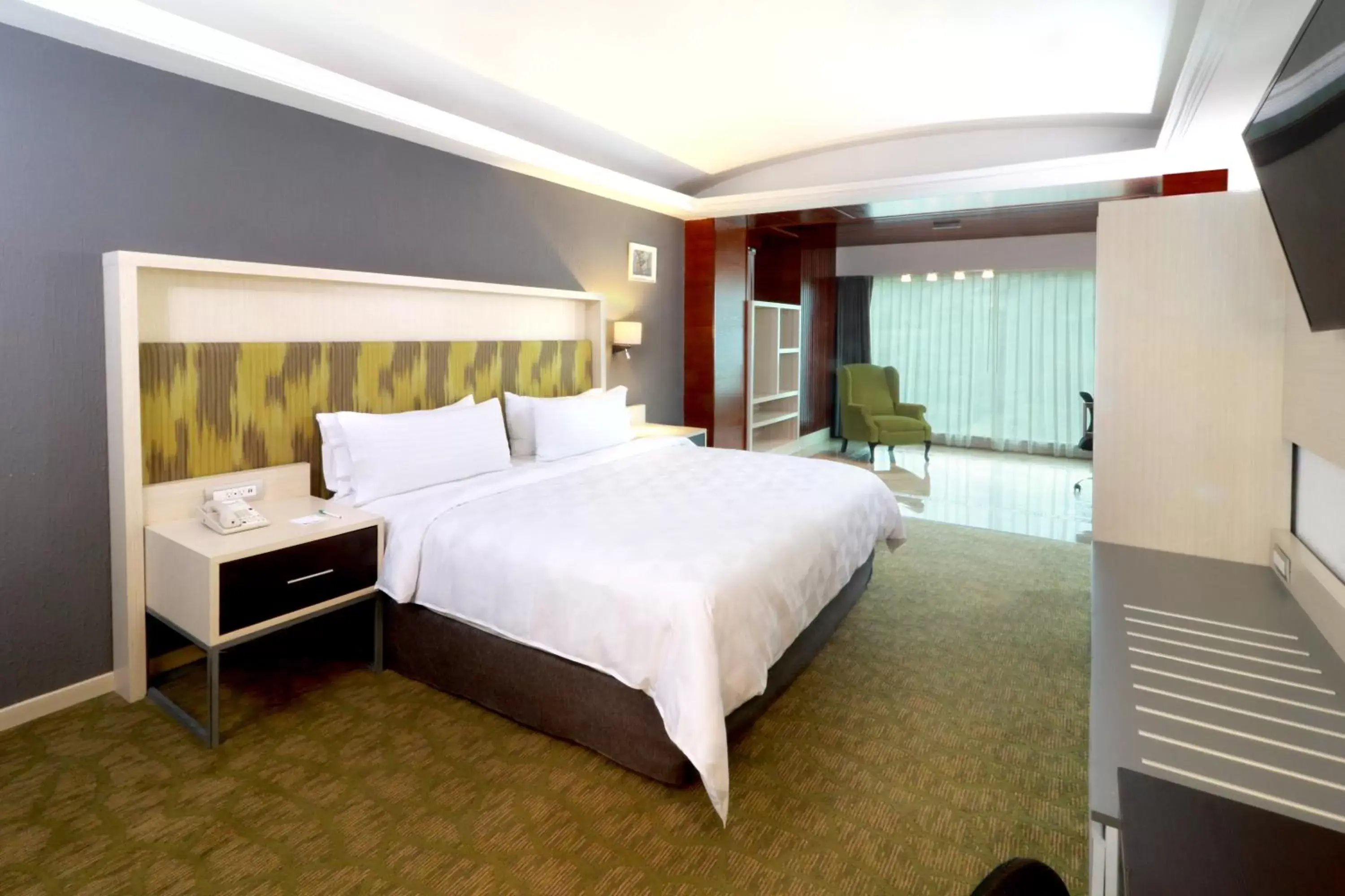 Photo of the whole room, Bed in Holiday Inn Queretaro Zona Diamante, an IHG Hotel