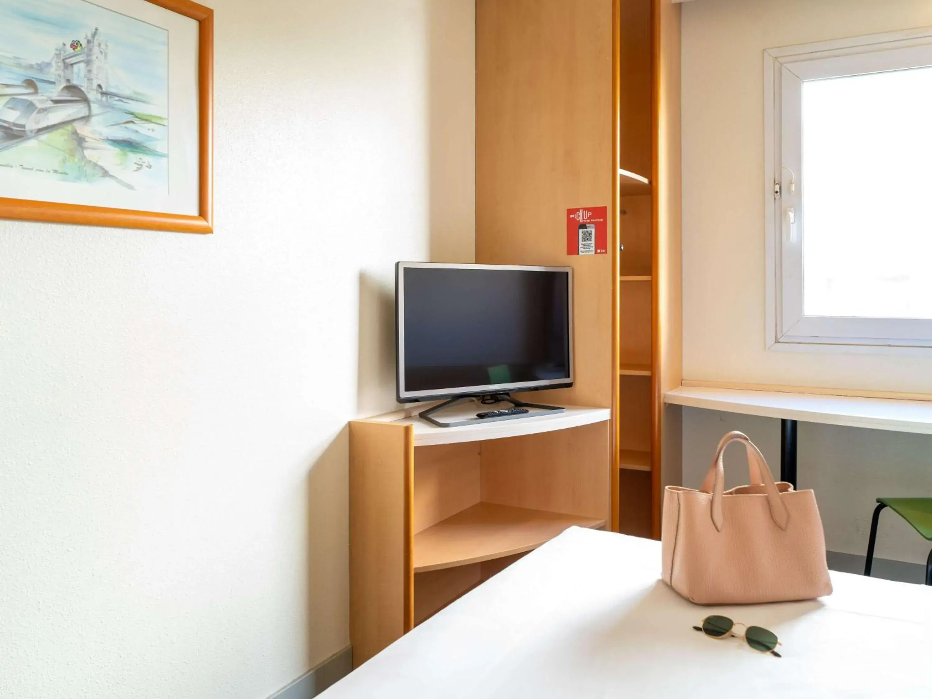 Bedroom, TV/Entertainment Center in Ibis Madrid Alcorcon Tresaguas