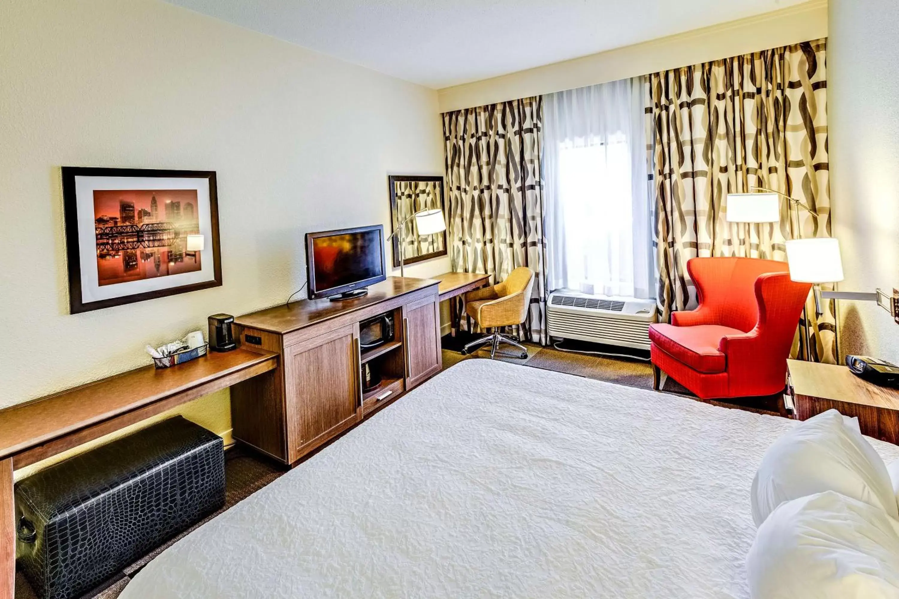 Bedroom, TV/Entertainment Center in Hampton Inn Columbus I-70E/Hamilton Road