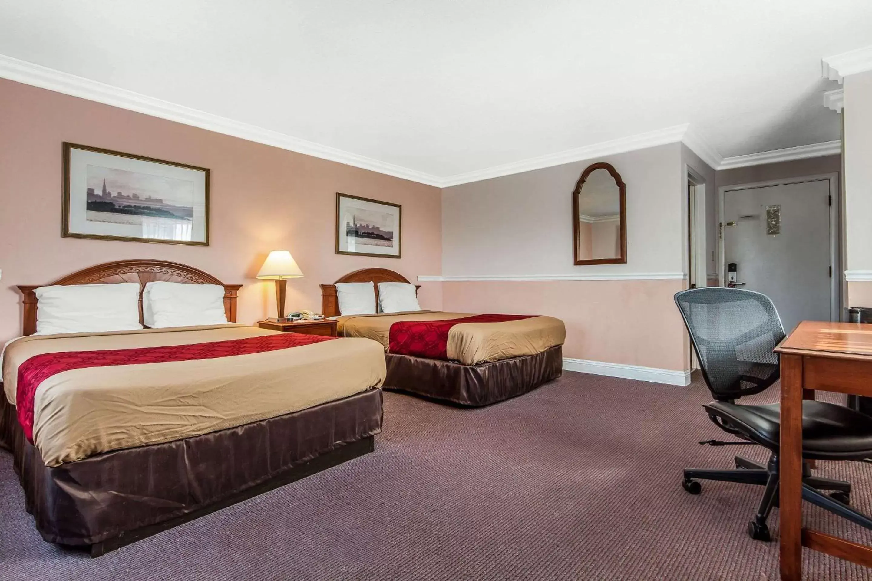 Photo of the whole room, Bed in Econo Lodge Castro Valley I-580