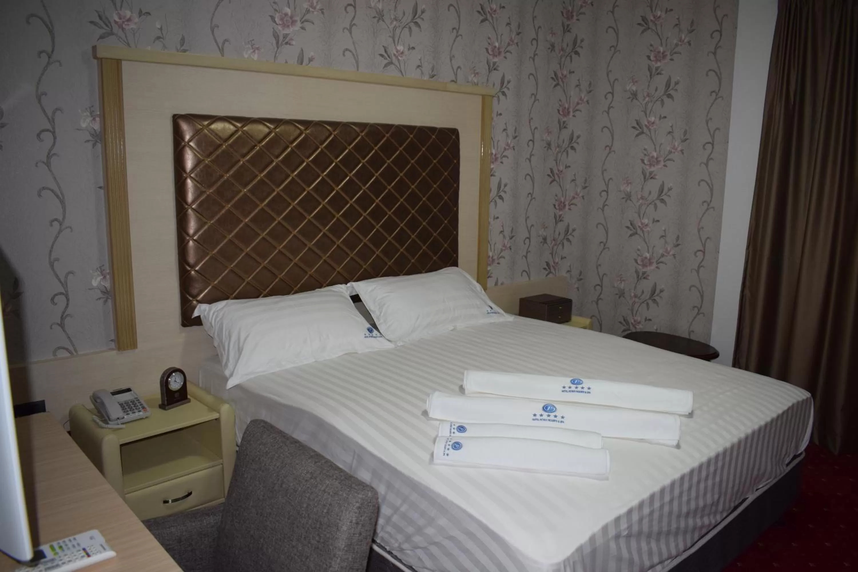 Photo of the whole room, Bed in Petriti & Spa