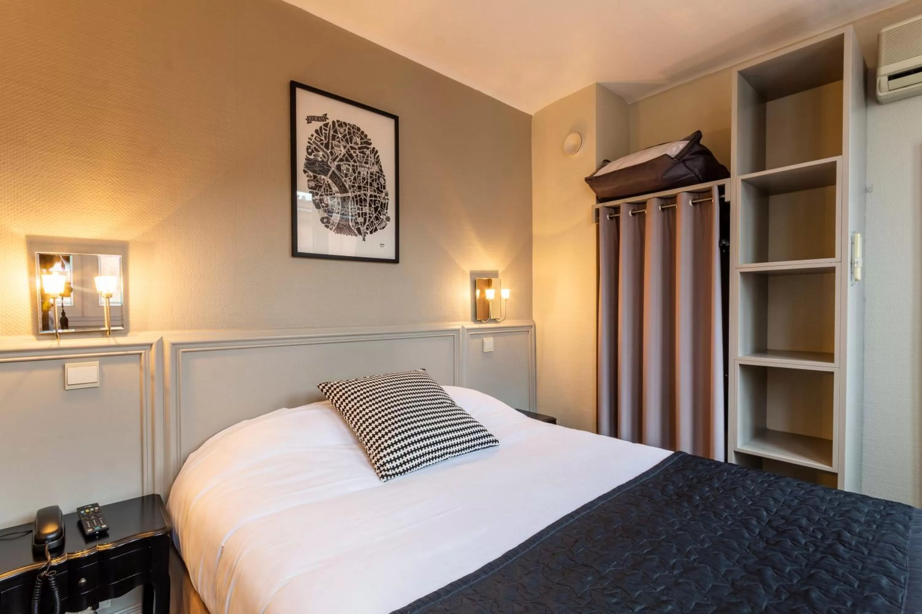 Bed in Hôtel de France