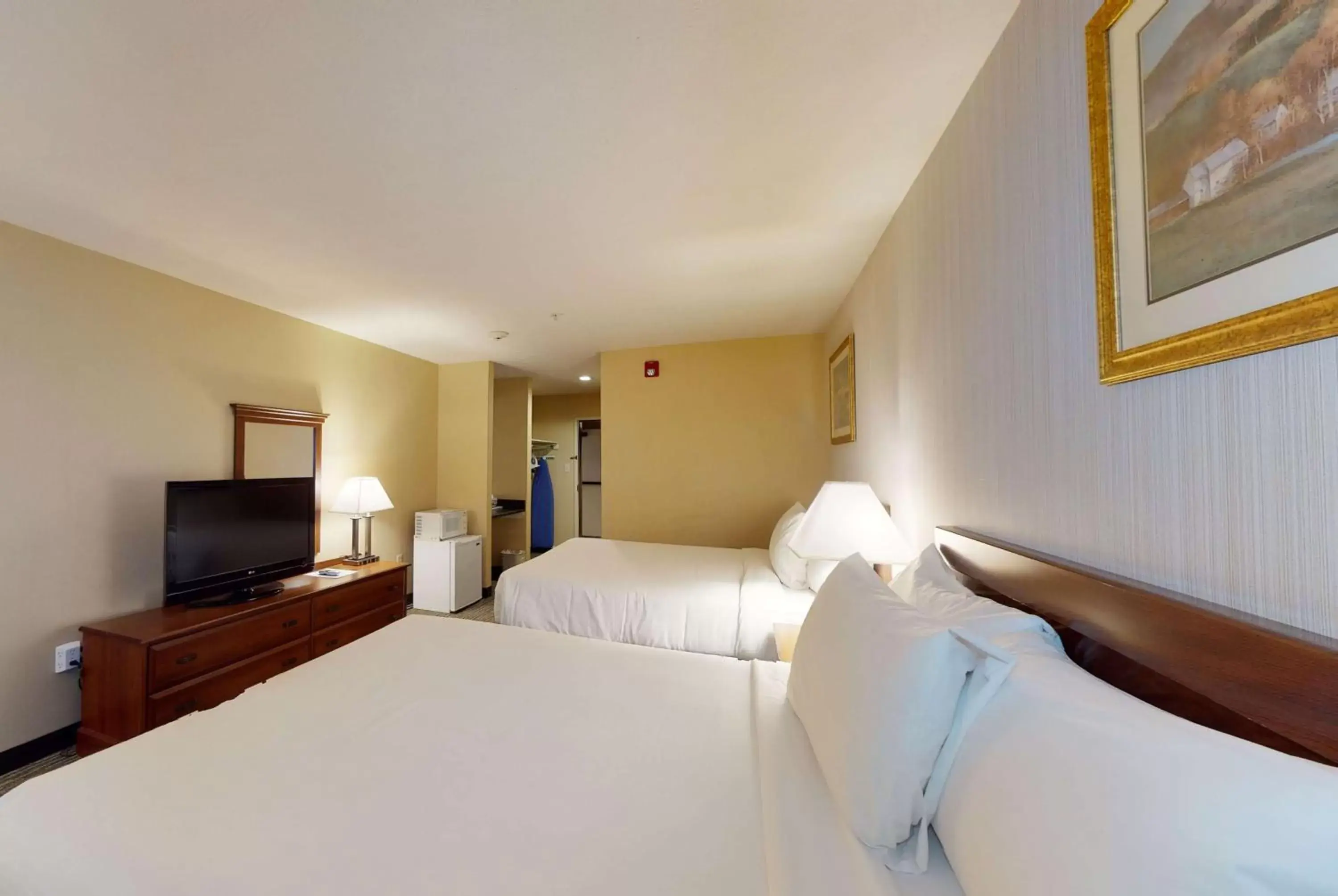 Photo of the whole room, Bed in Ramada by Wyndham Strasburg - Shenandoah Valley