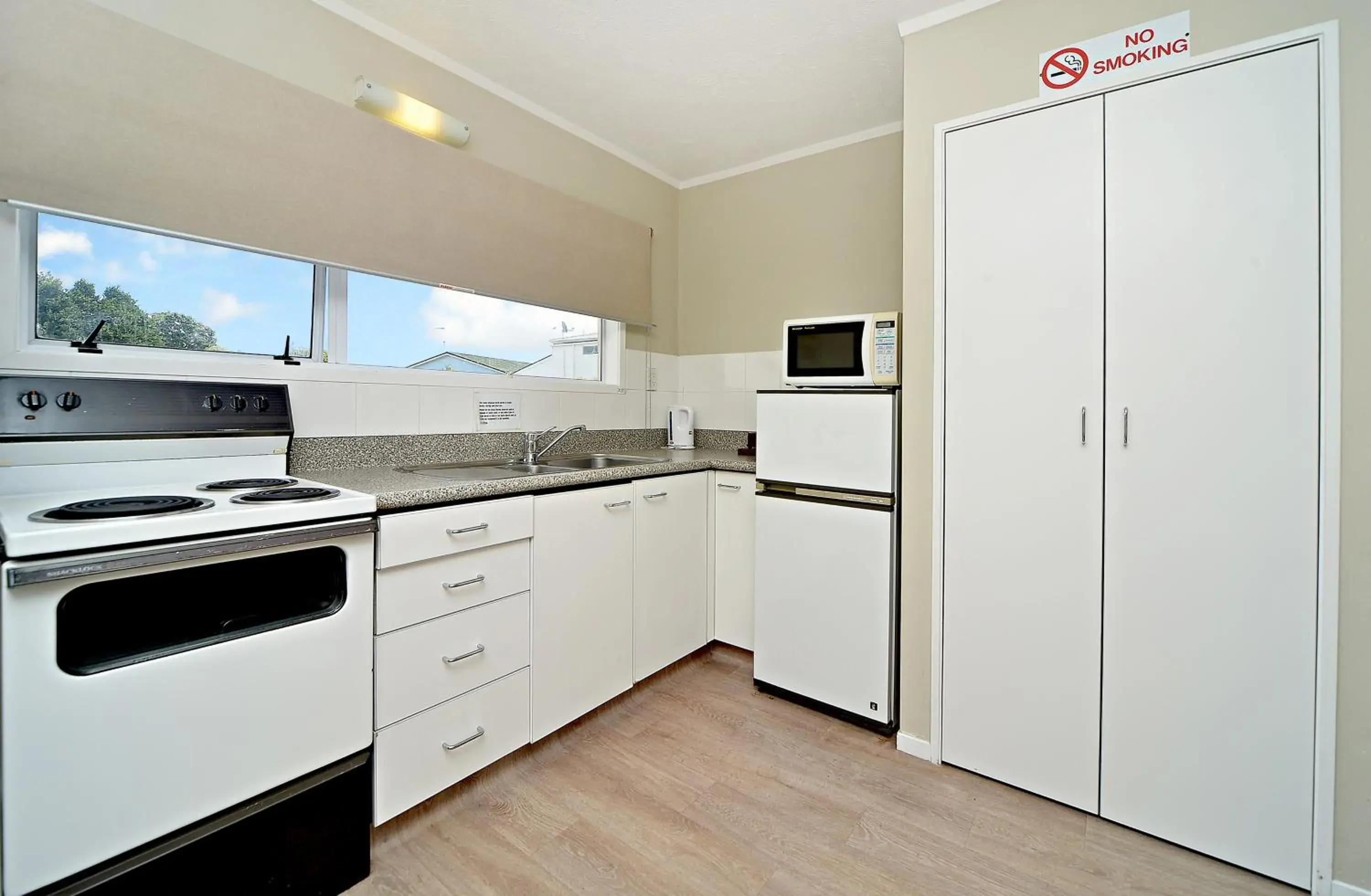 Kitchen or kitchenette, Kitchen/Kitchenette in Takapuna Motor Lodge