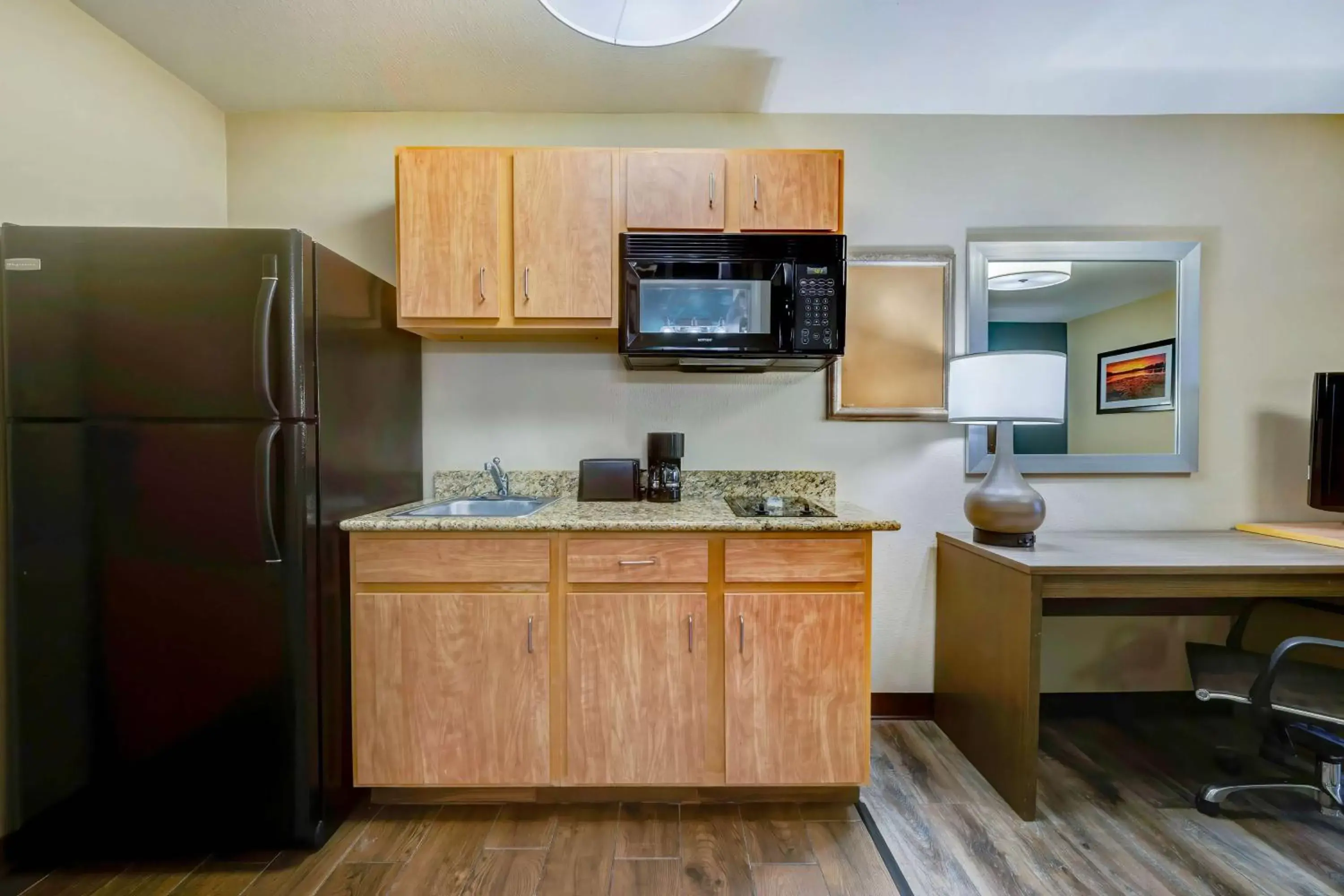 Photo of the whole room, TV/Entertainment Center in Studio 6 Lenexa - Overland Park