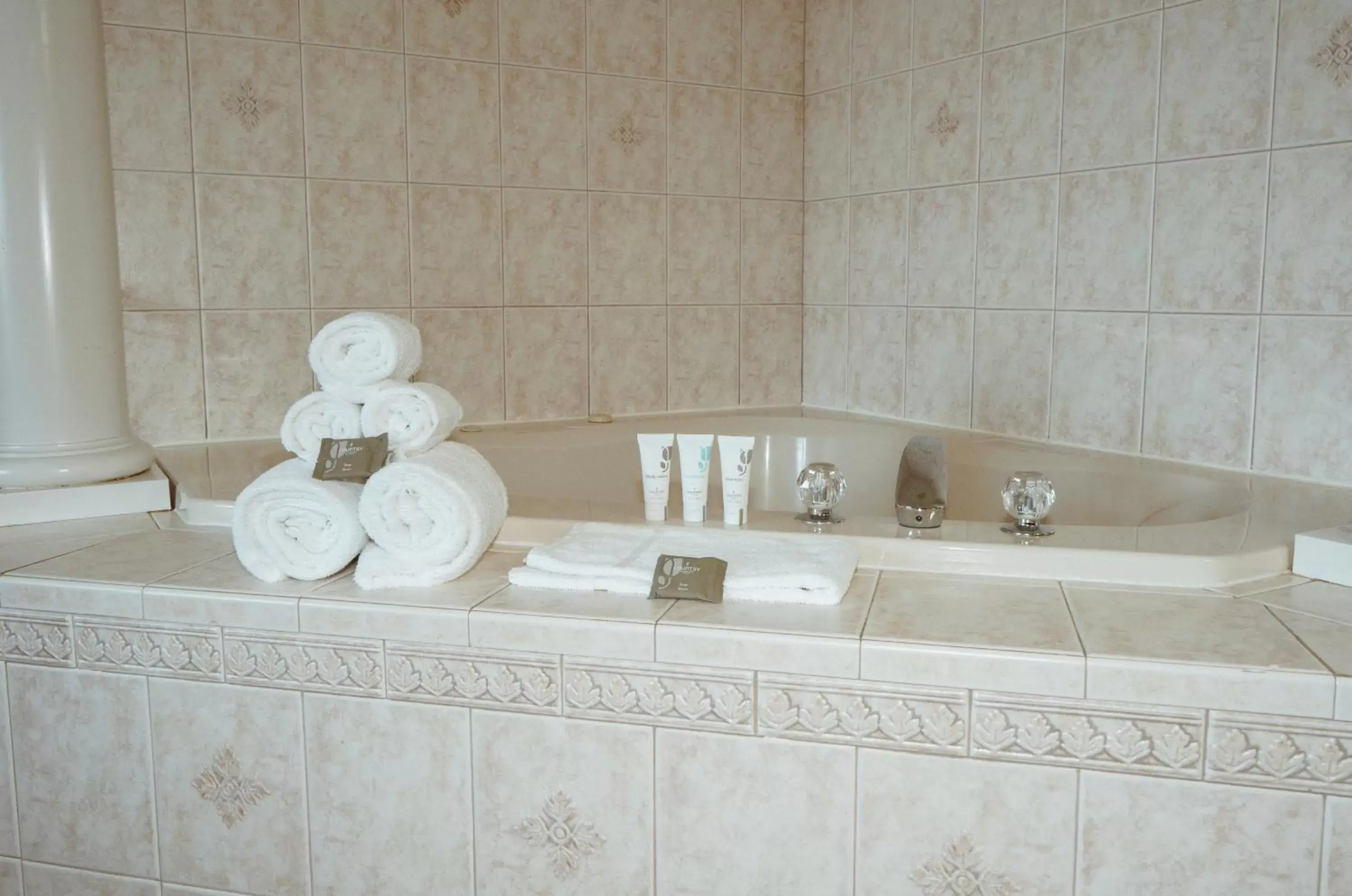 Hot Tub, Bathroom in Country Inn & Suites by Radisson, Myrtle Beach, SC
