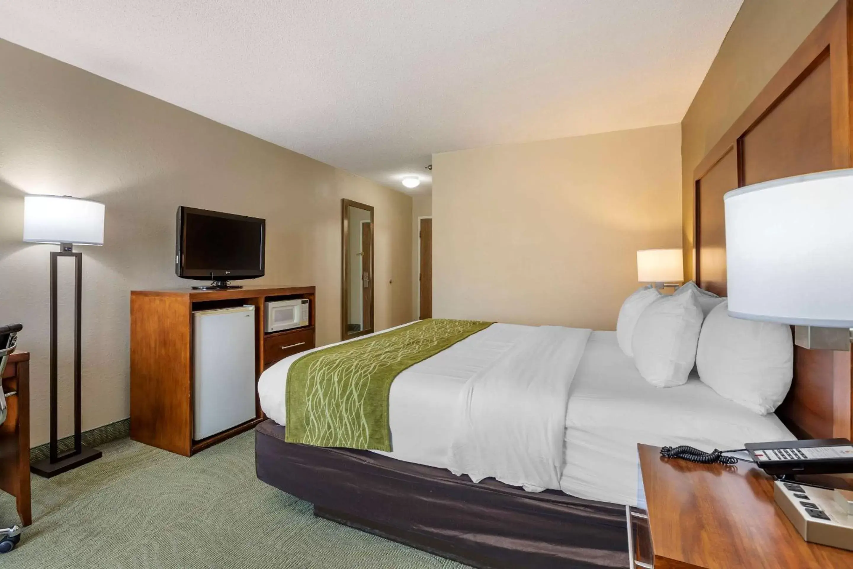 Photo of the whole room, Bed in Comfort Inn Muscatine near Hwy 61