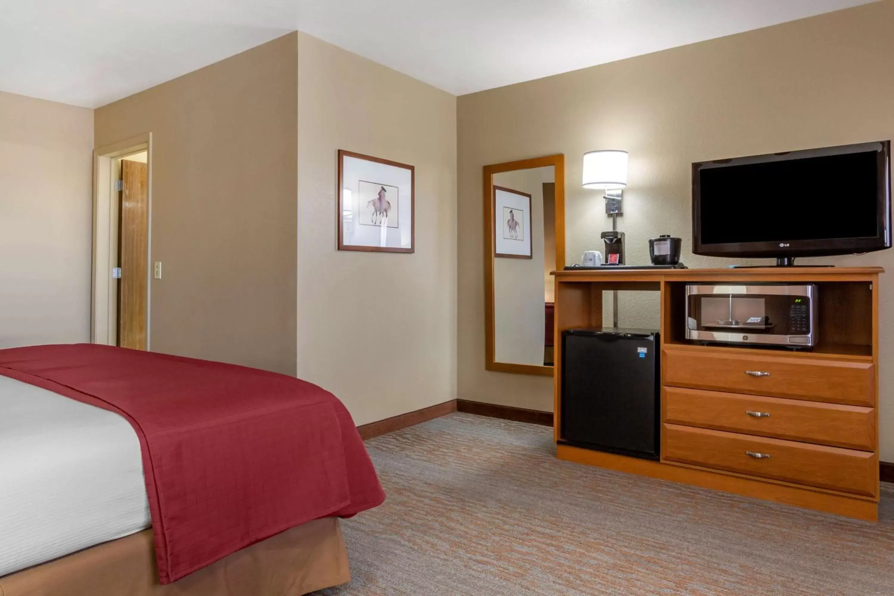 Bedroom, TV/Entertainment Center in Best Western Canyon De Chelly Inn