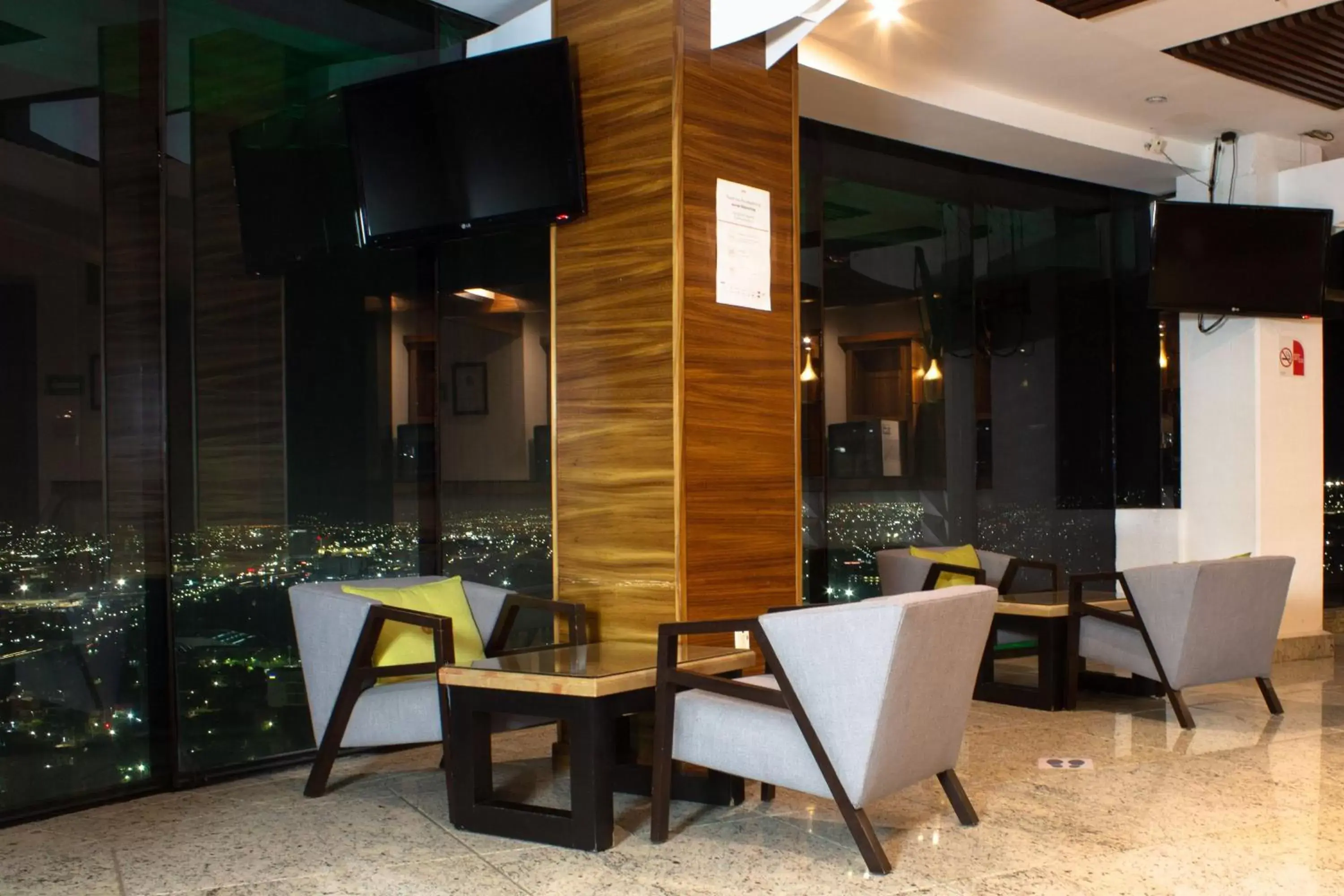 Lounge or bar in Holiday Inn Queretaro Zona Diamante, an IHG Hotel
