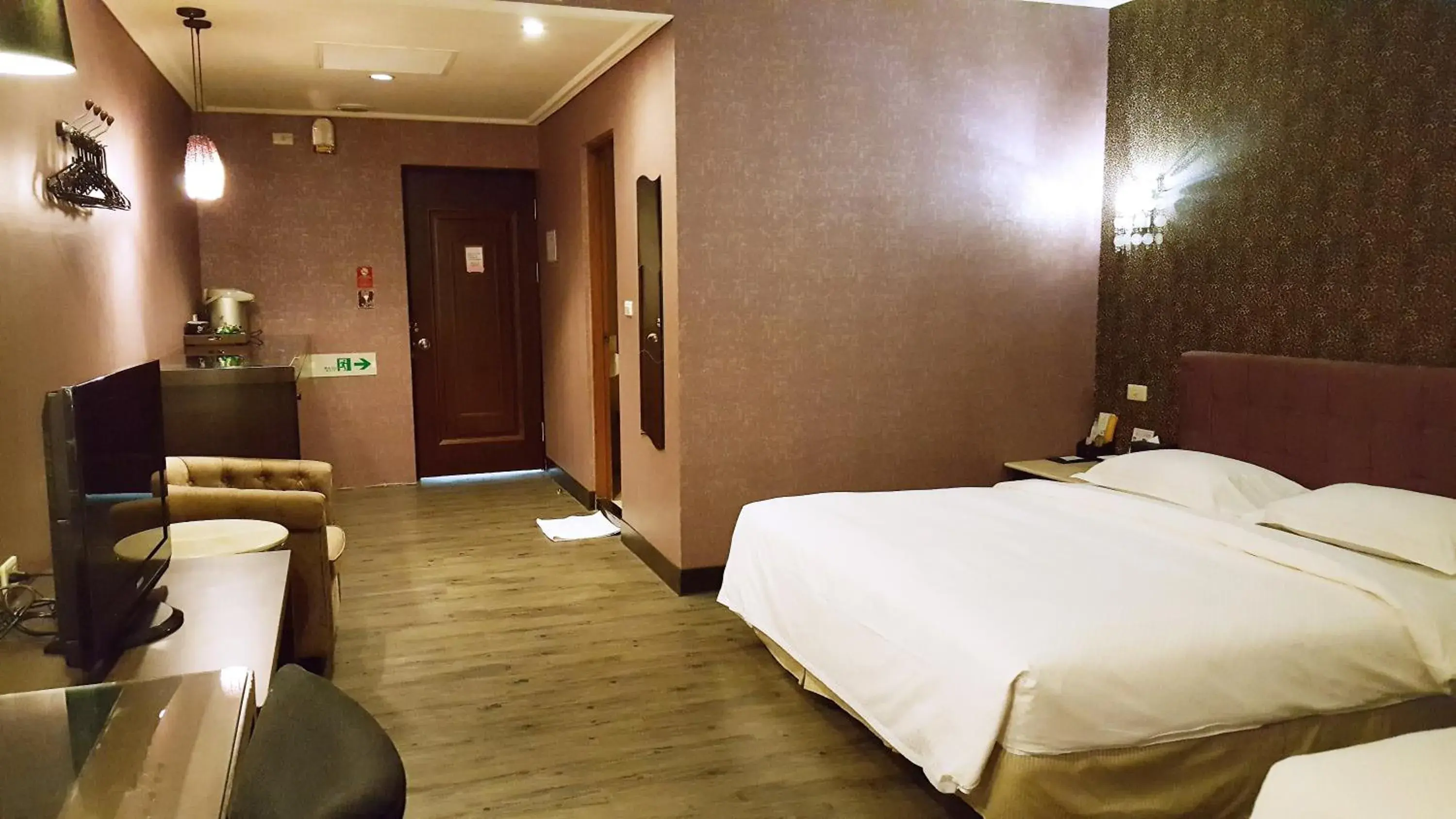 Photo of the whole room, Room Photo in The Riverside Hotel & Motel