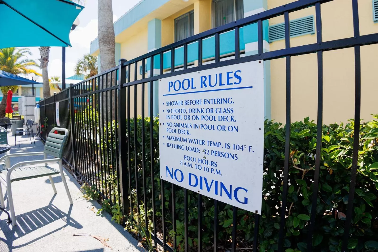 Swimming pool in Garnet Inn & Suites, Orlando