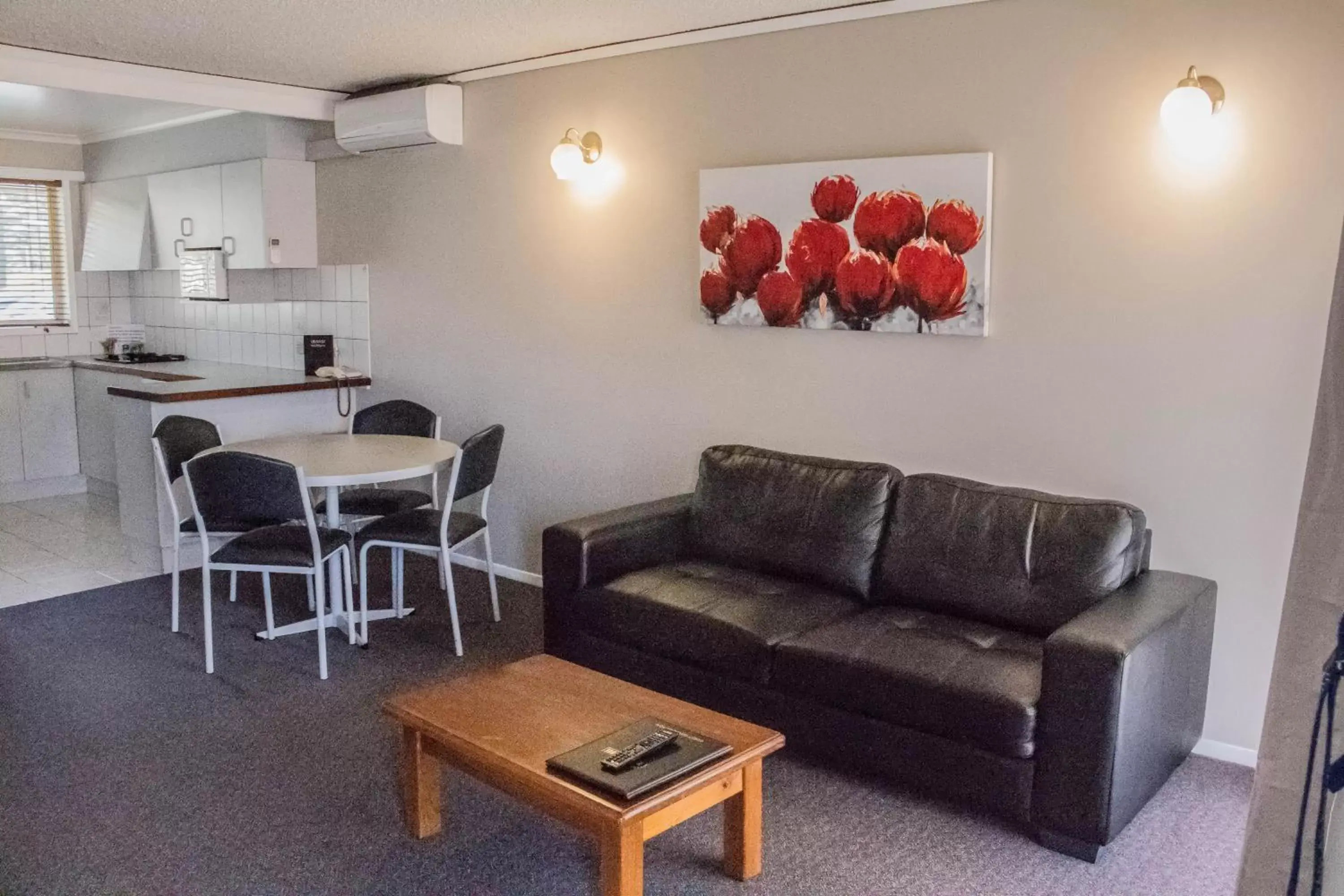 Kitchen or kitchenette, Seating Area in Blue Whale Motor Inn & Apartments