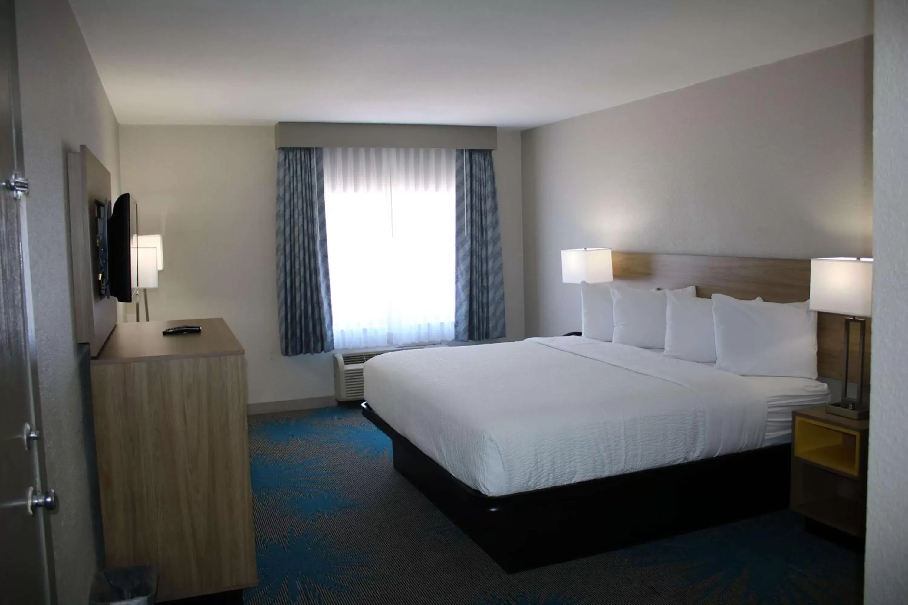 Photo of the whole room, Bed in Days Inn by Wyndham Waco University Area