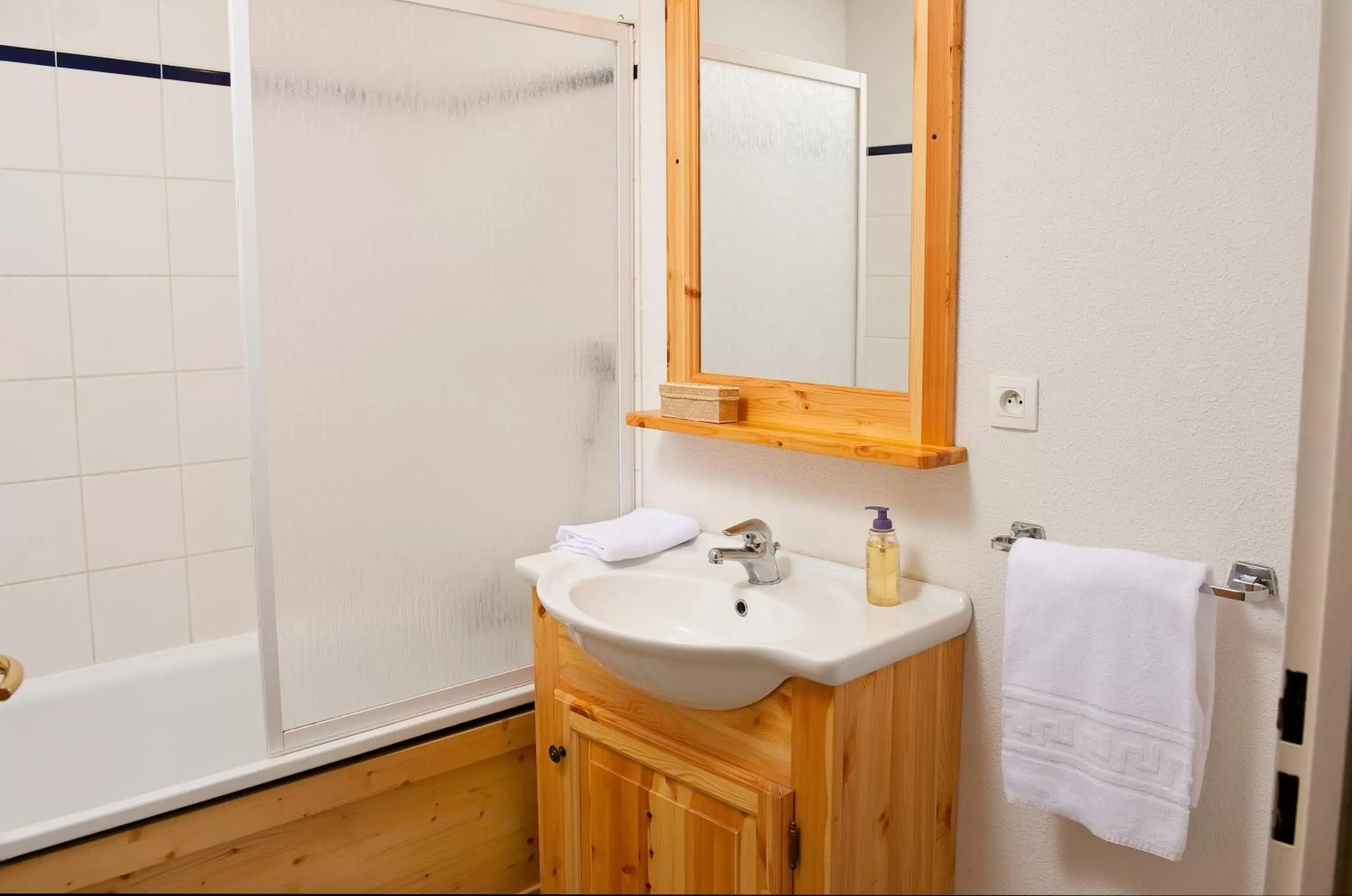 Bathroom in Adonis Fontaine du Roi by Olydea