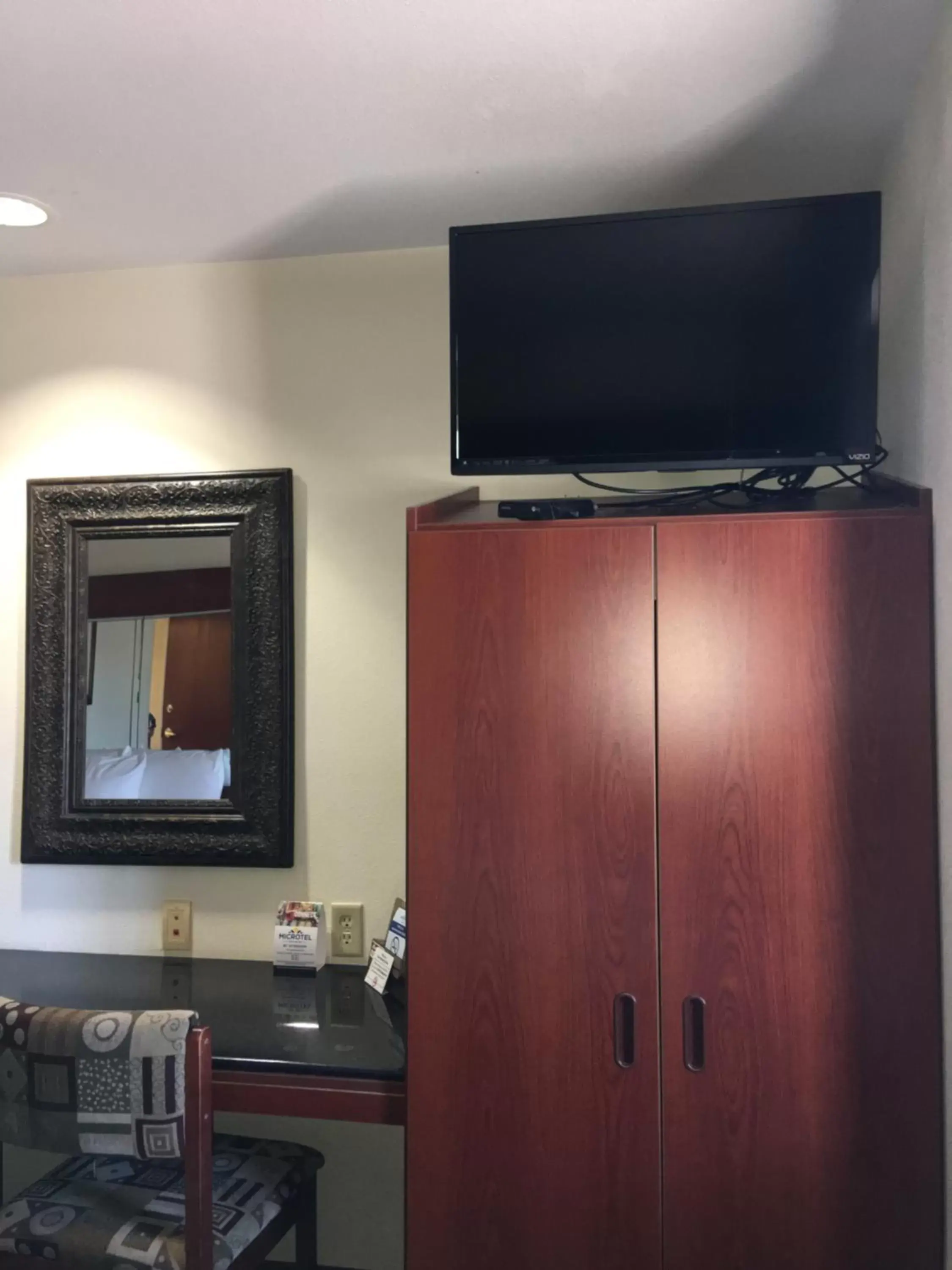 Area and facilities, TV/Entertainment Center in Microtel Inn & Suites by Wyndham Indianapolis Airport