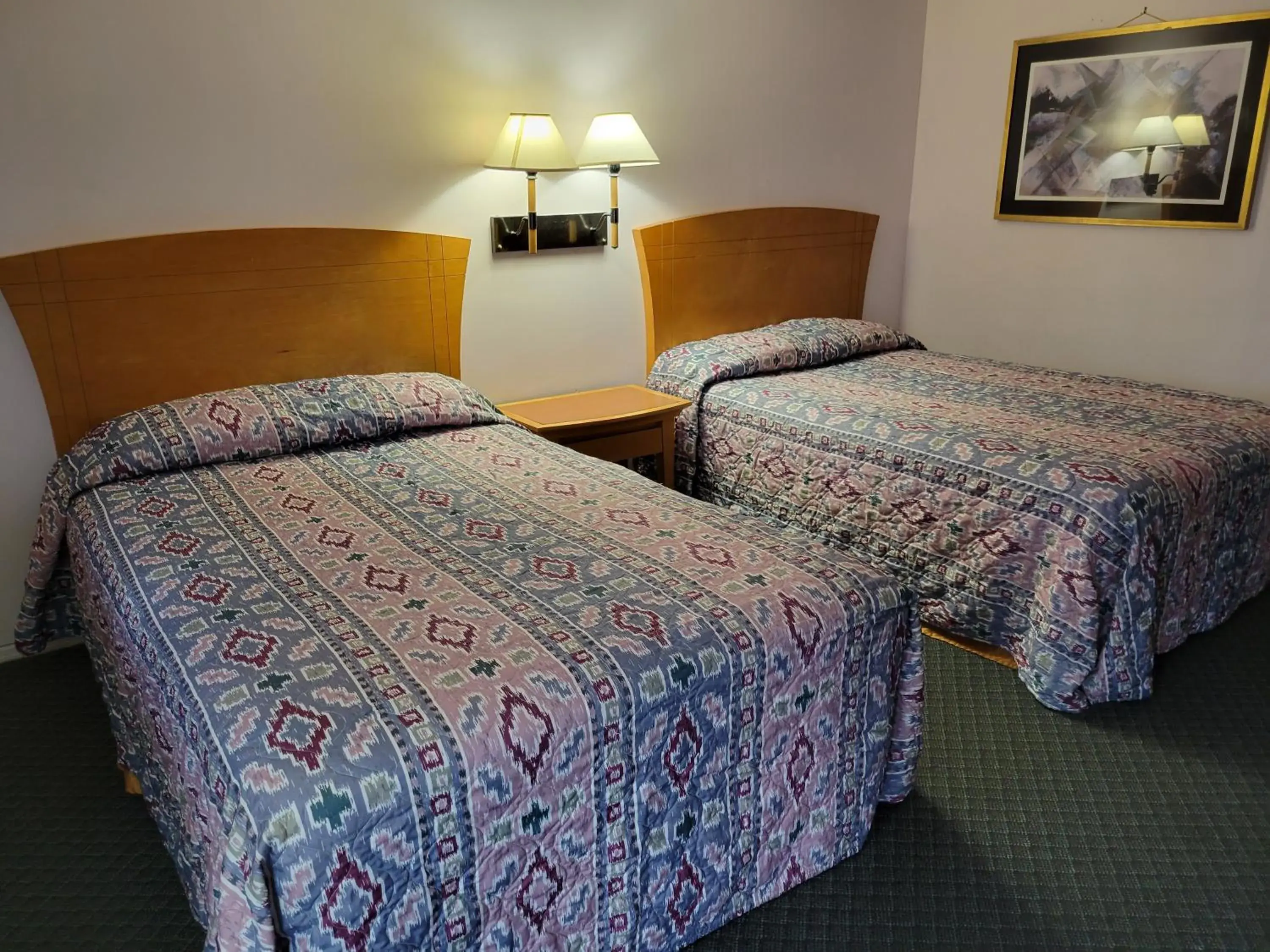 Bed in Emerald Inn & Lounge