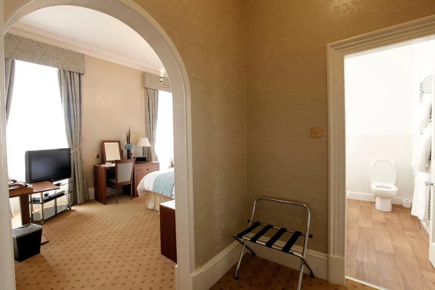 Photo of the whole room, Bed in Mackays Hotel