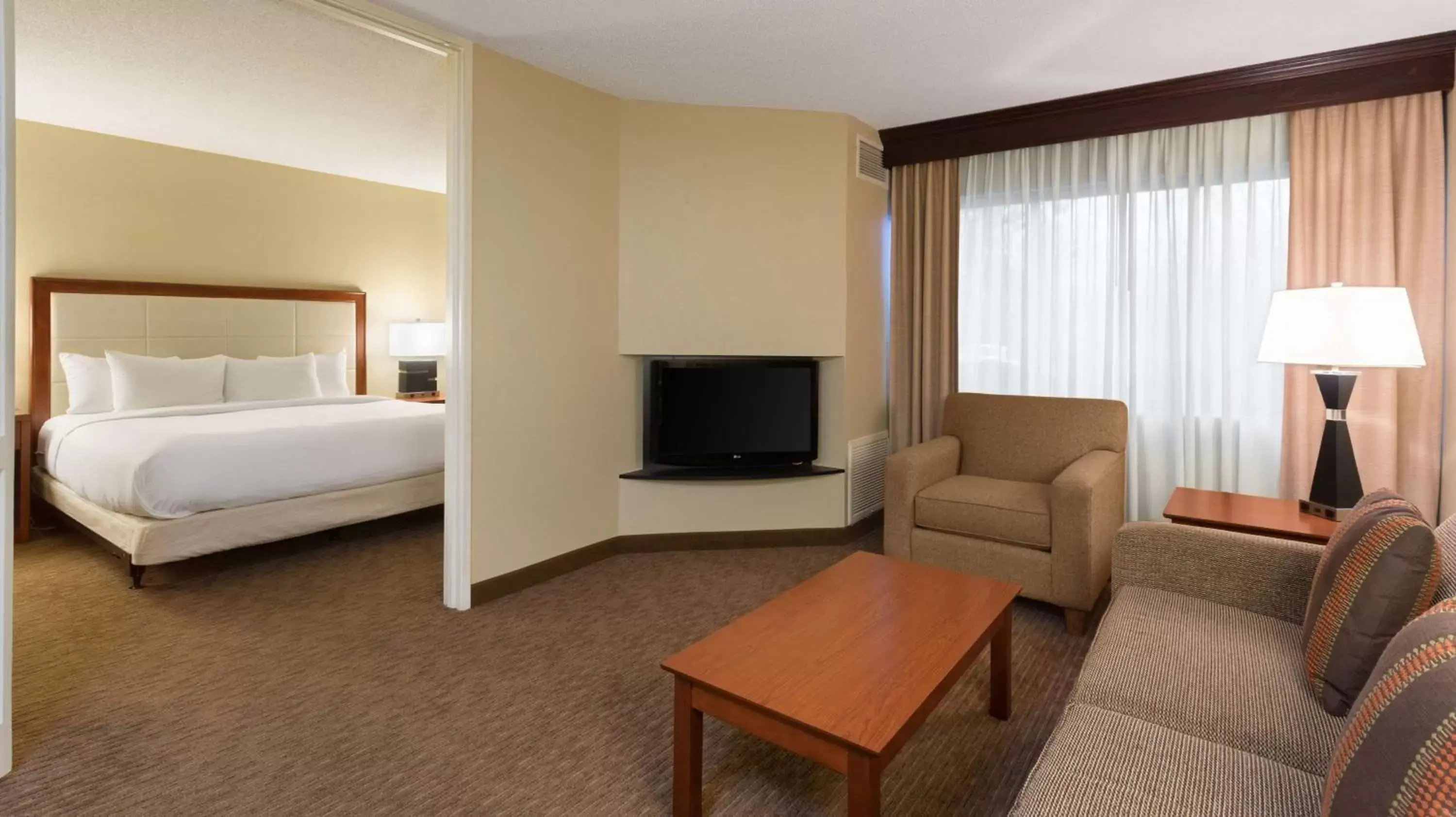 Bedroom, TV/Entertainment Center in DoubleTree Suites by Hilton Hotel Cincinnati - Blue Ash