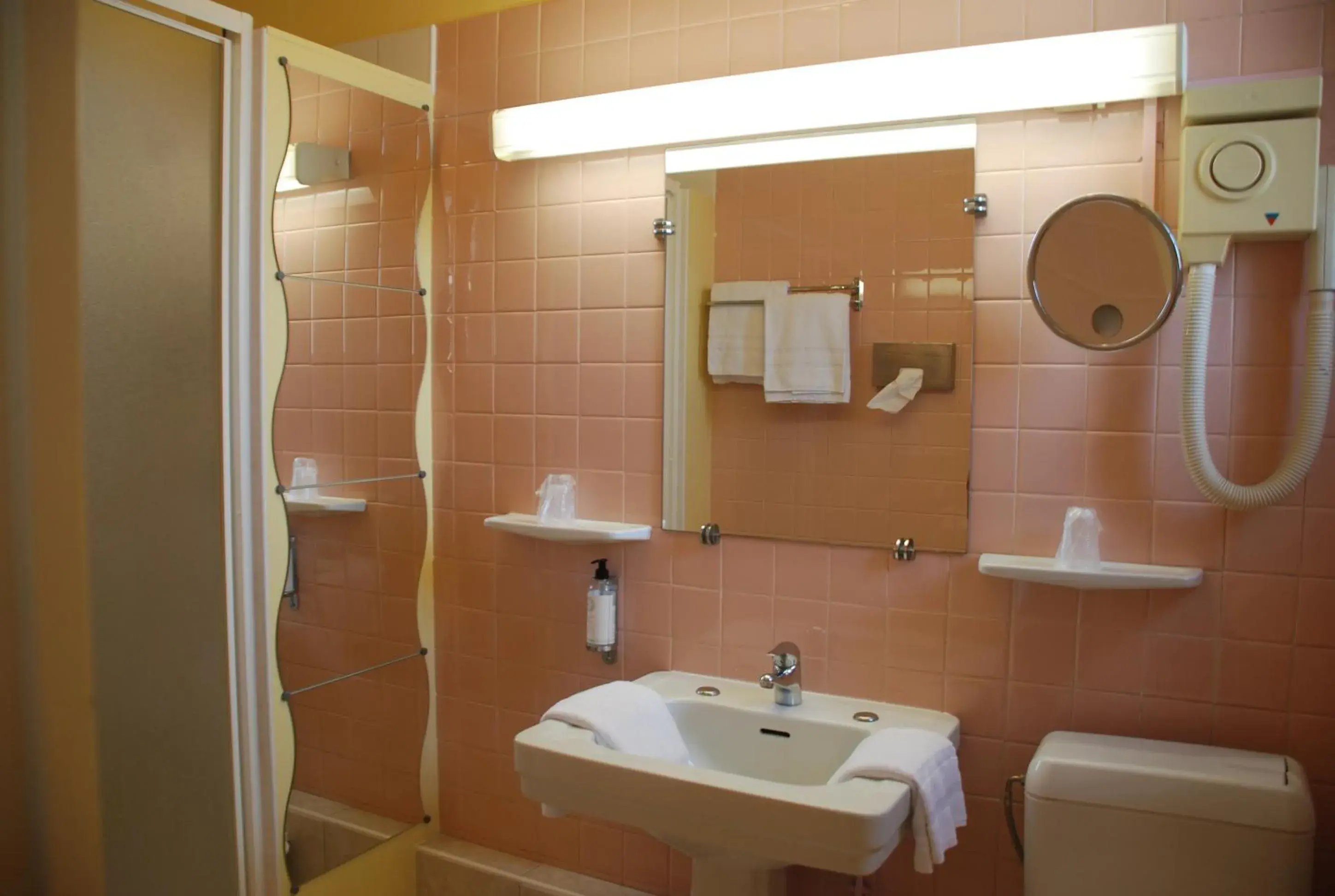 Bathroom in The Originals City, Hotel Cathedrale, Lisieux (Inter-Hotel)