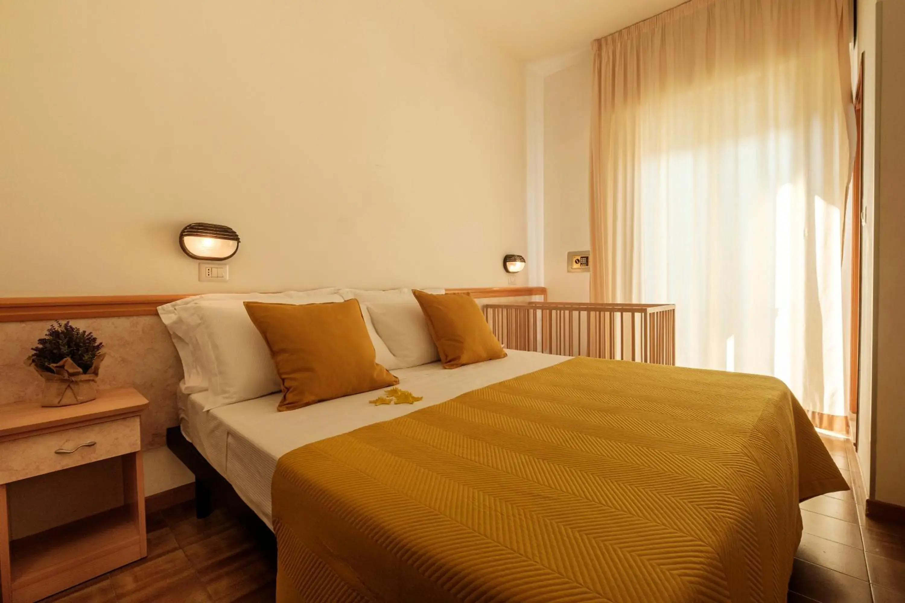 Bedroom, Bed in Hotel Oceanic
