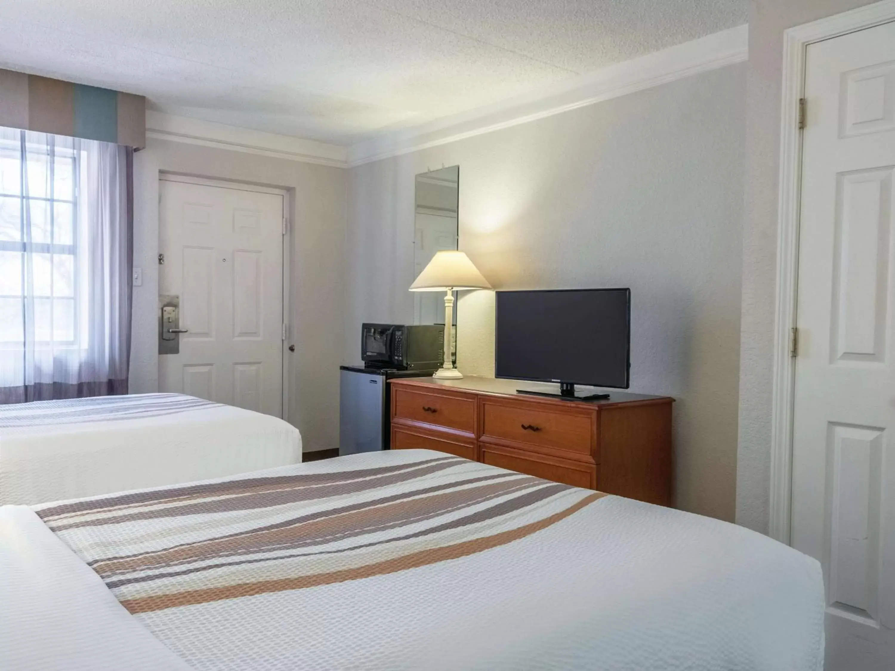 Photo of the whole room, Bed in La Quinta Inn by Wyndham New Orleans West Bank / Gretna