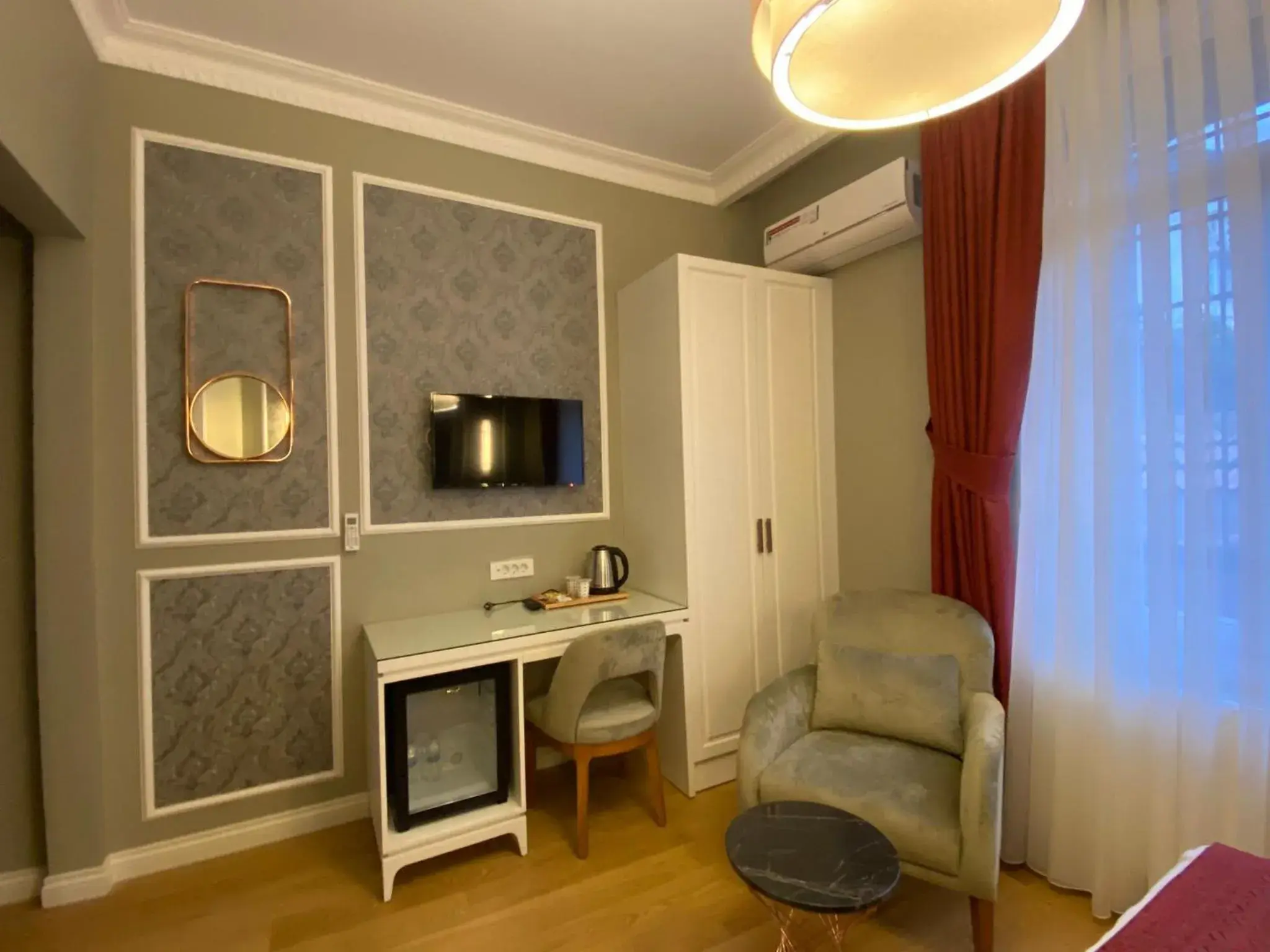 Living room, TV/Entertainment Center in Triada Hotel Taksim