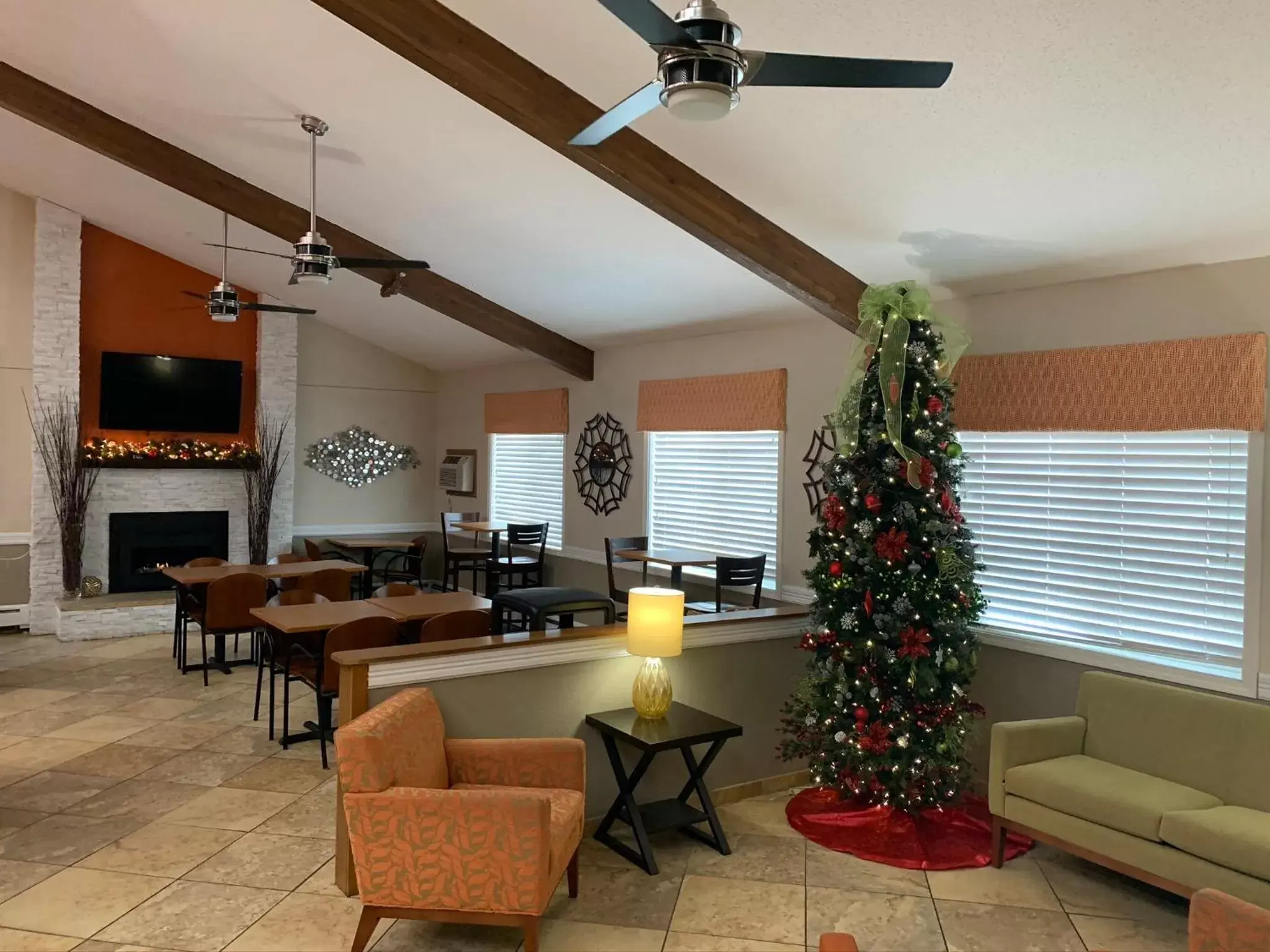 Lounge/Bar in Nichols Inn & Suites