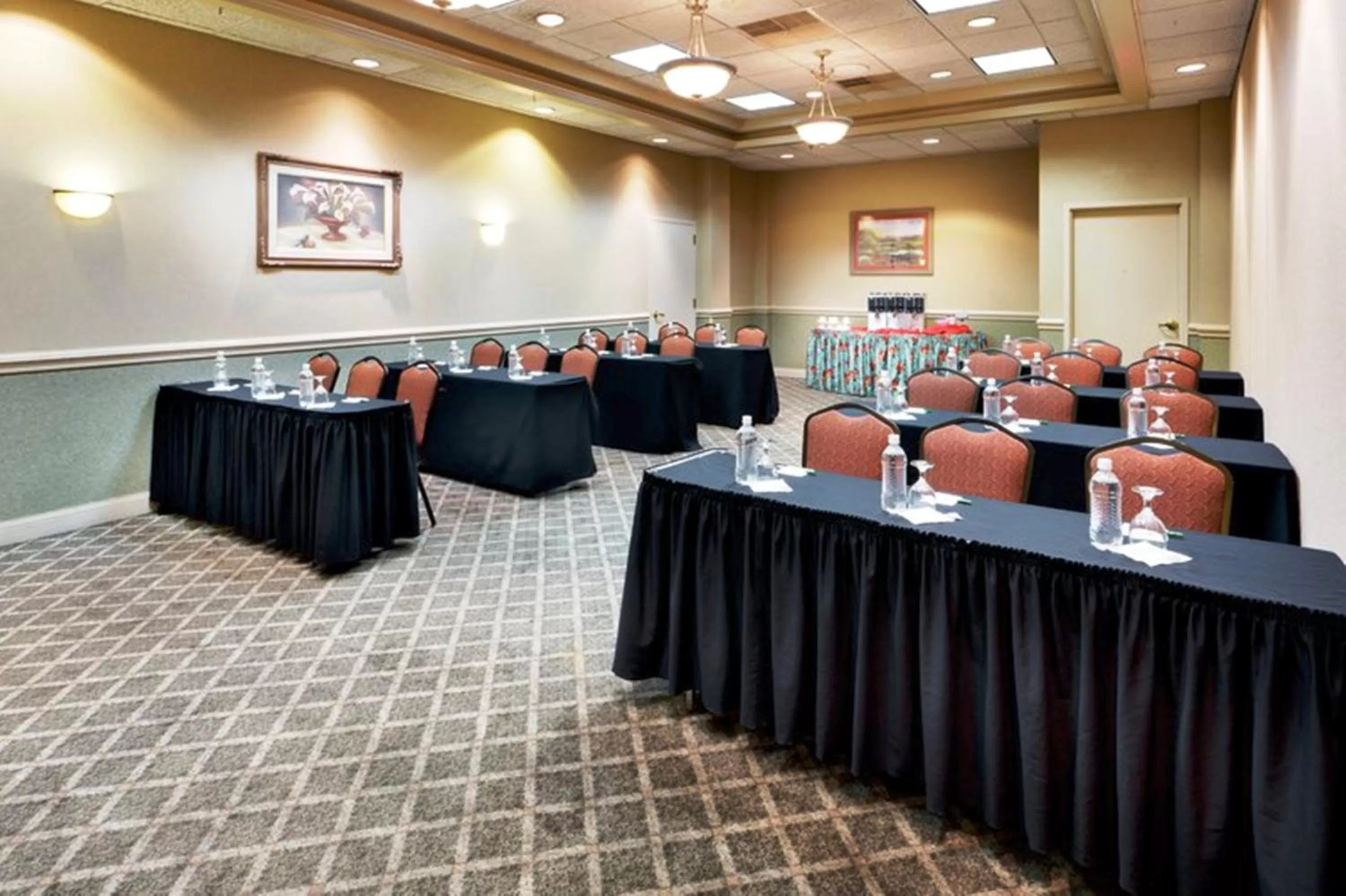 Meeting/conference room in Burrstone Inn, an Ascend Collection Hotel