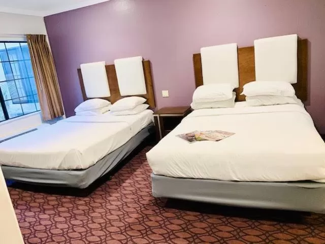 Bed in Hotel Pacific, Manhattan Beach