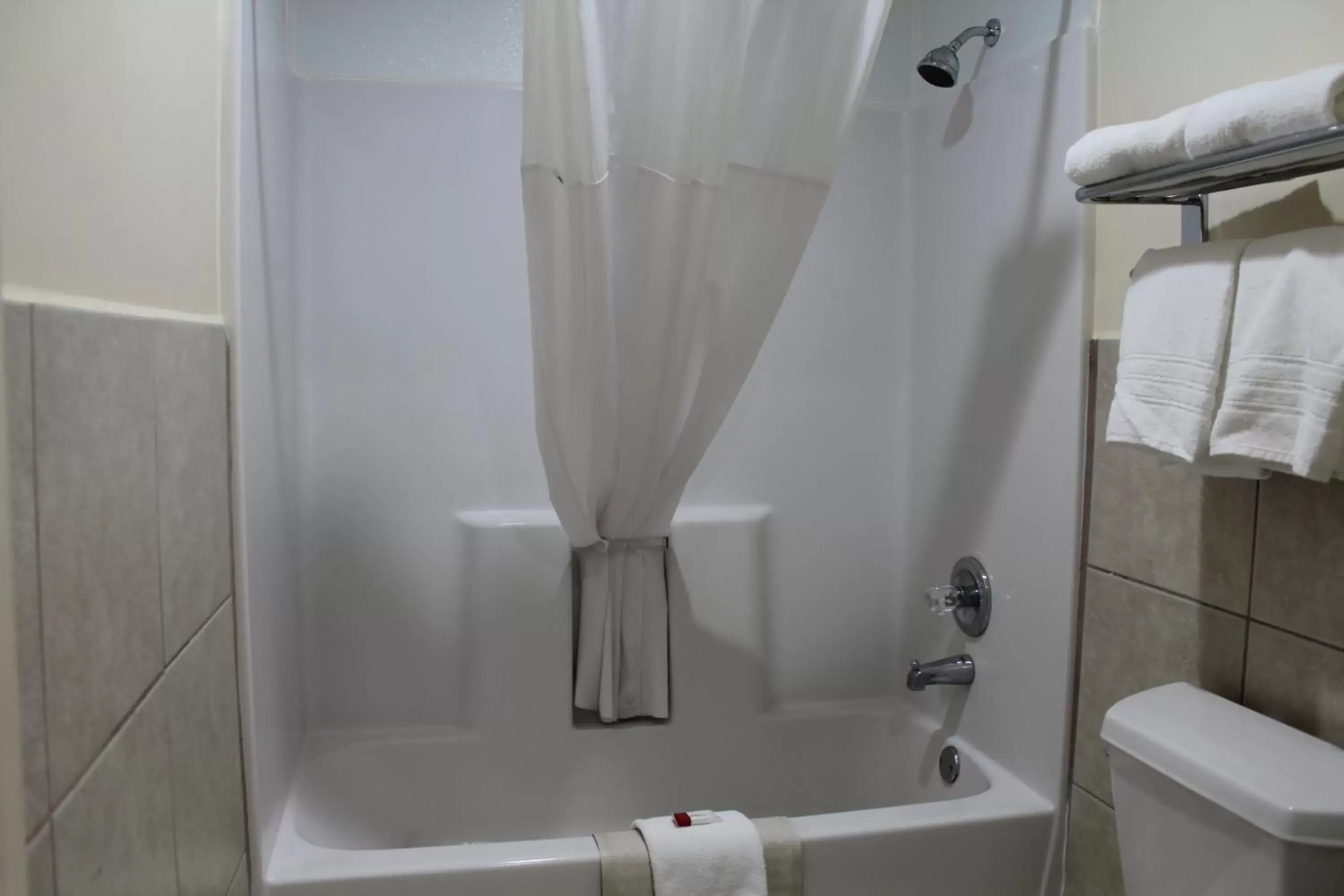 Shower, Bathroom in Travelodge by Wyndham Florida City/Homestead/Everglades