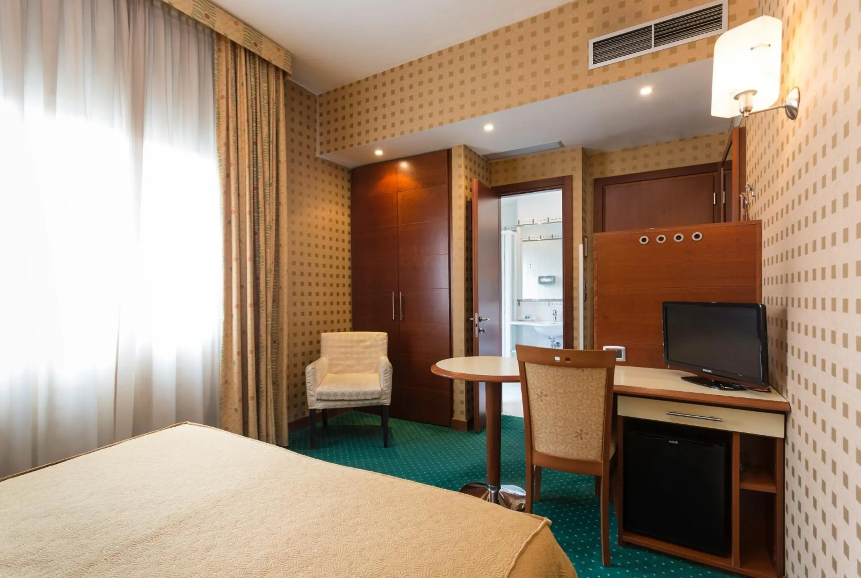 Bed, TV/Entertainment Center in Millennhotel