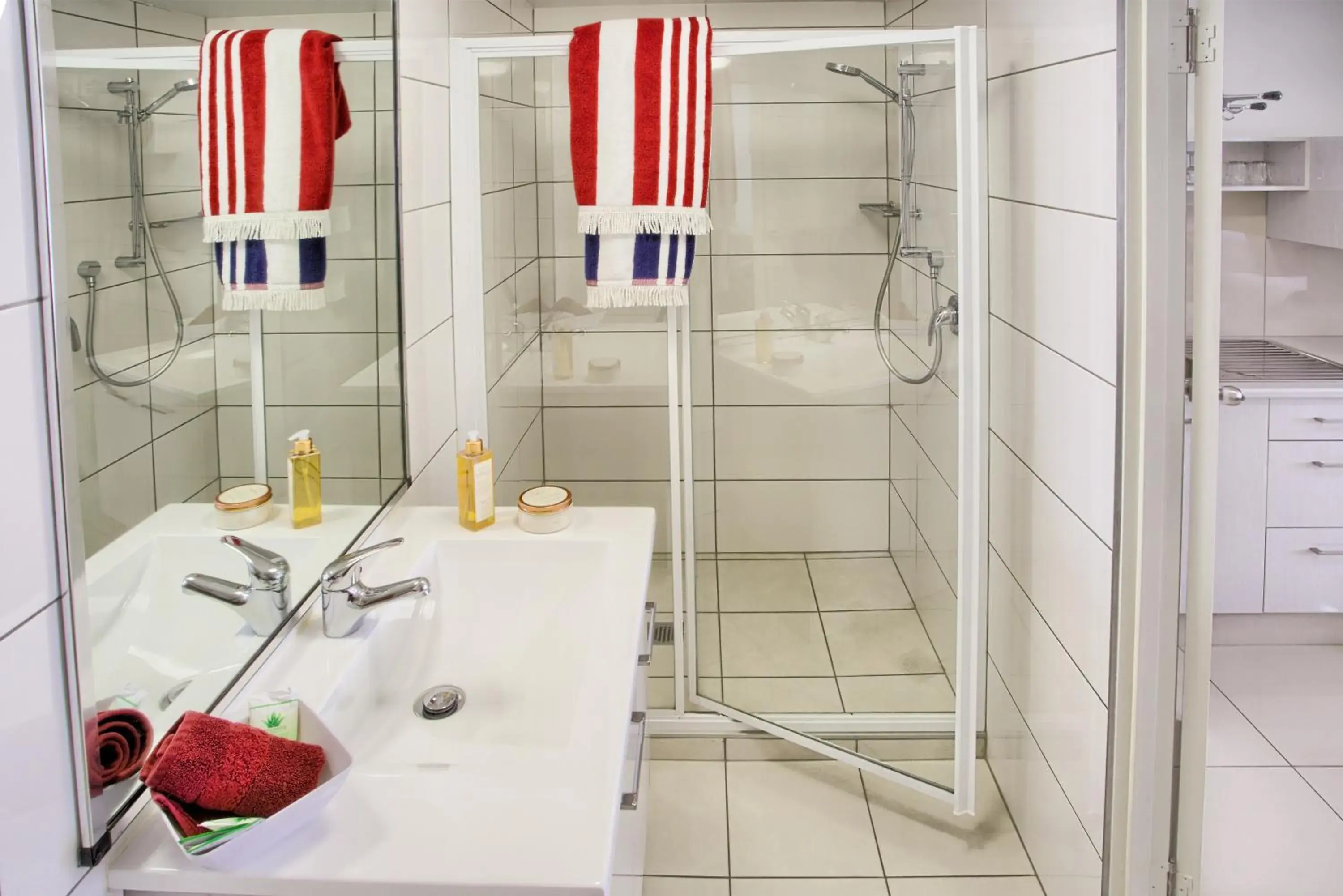 Bathroom in Hibiscus Motel