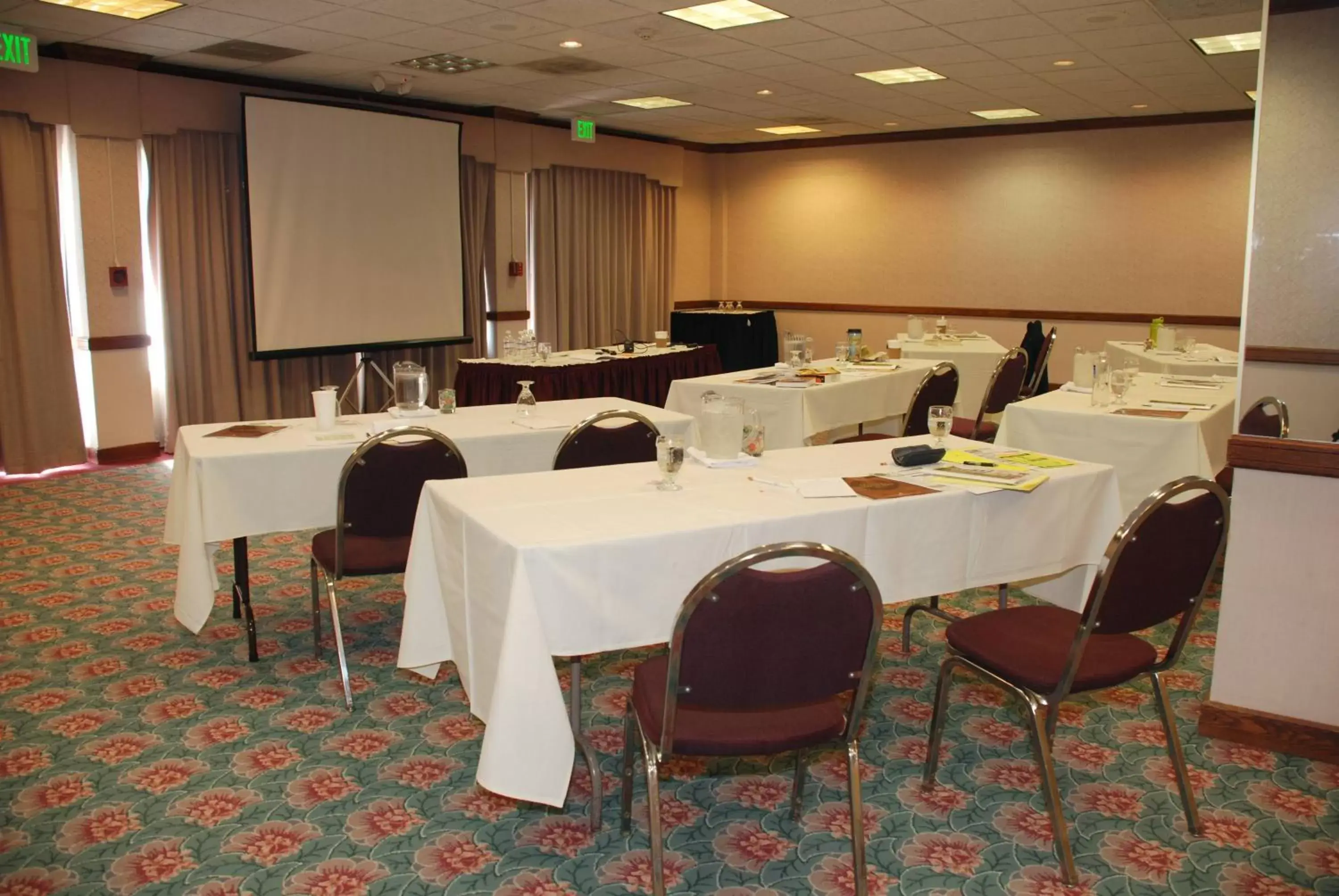 Business facilities in Oakland Airport Executive Hotel