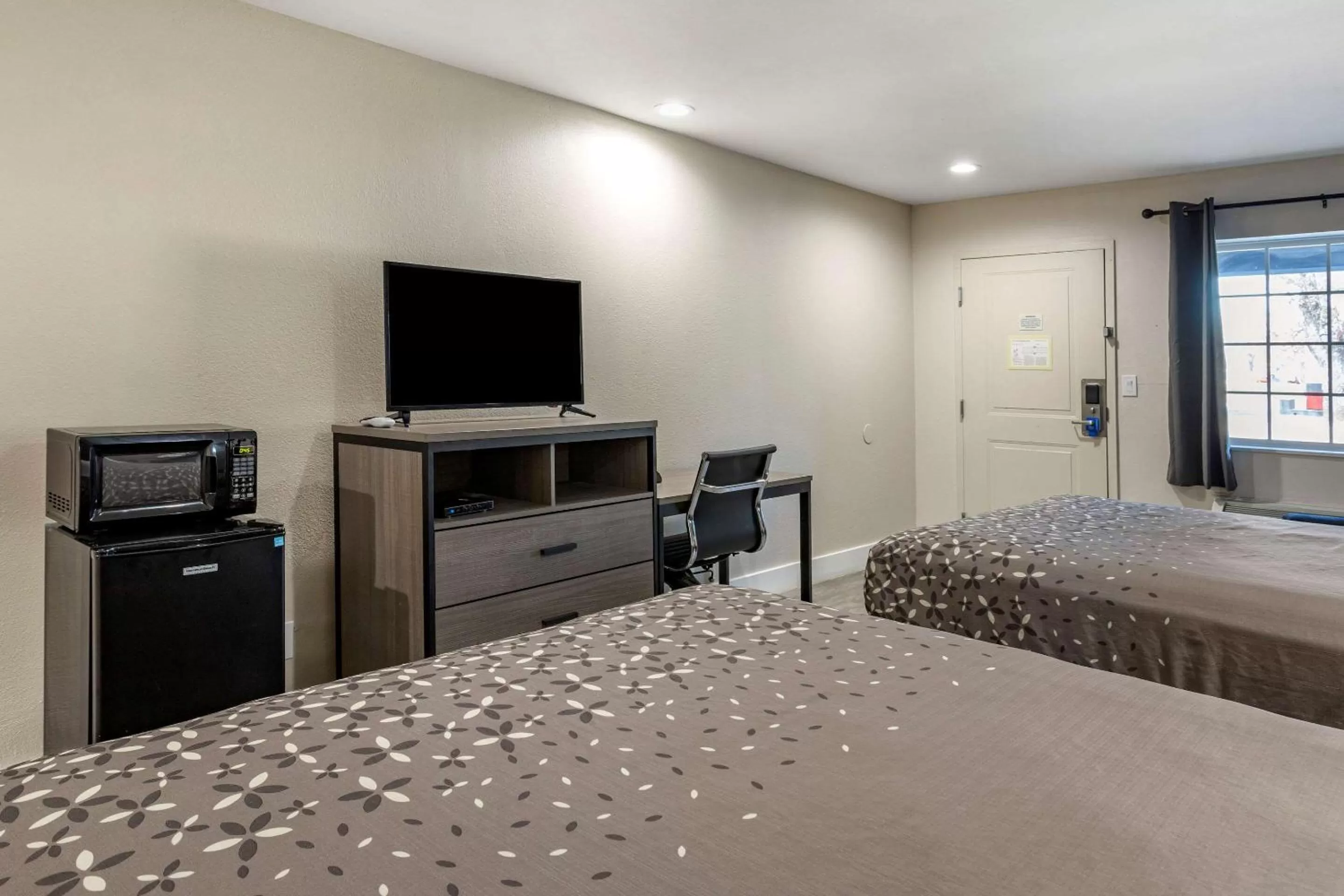 Photo of the whole room in Rodeway Inn