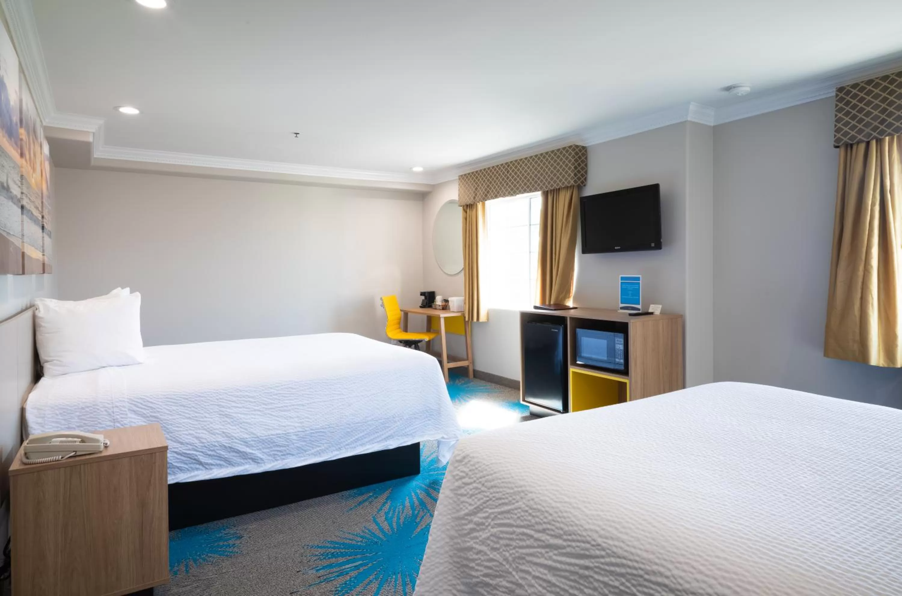 Photo of the whole room, Bed in Days Inn by Wyndham Santa Monica