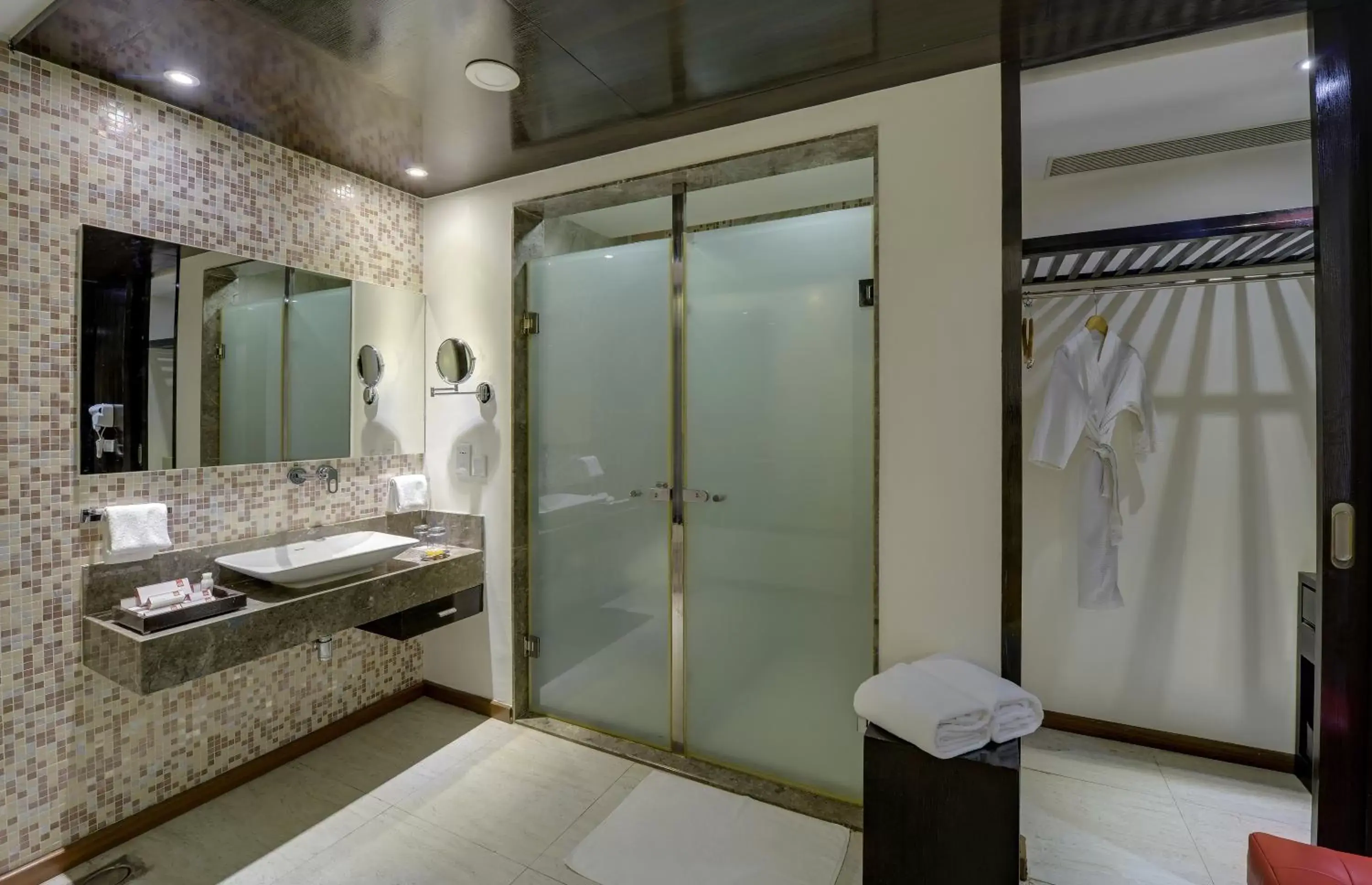 Shower, Bathroom in E Hotel