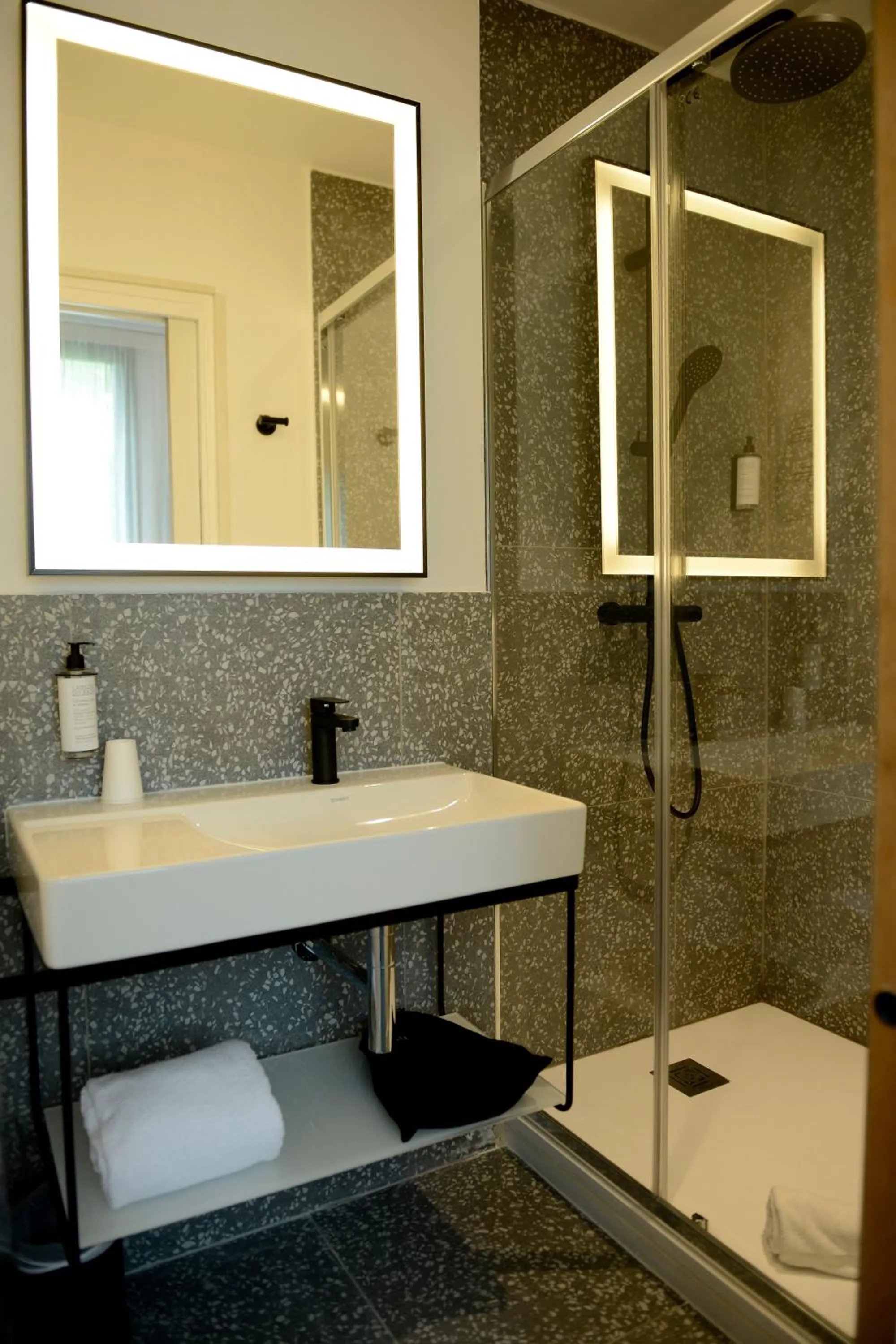 Shower in Hôtel Villa Berlioz