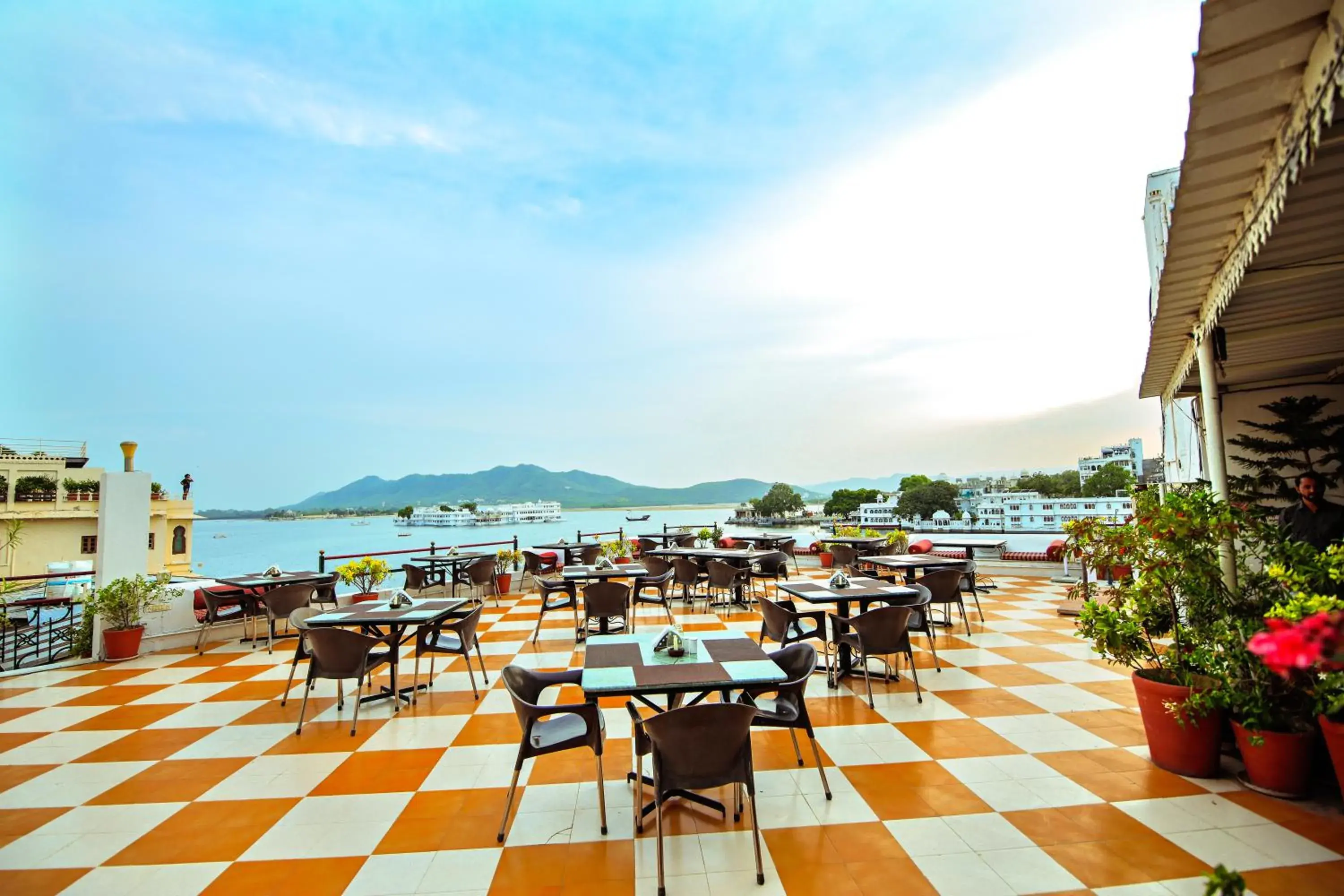 Restaurant/places to eat in Hotel Devraj Niwas on Lake Pichola Restaurant/places to eat in Hotel Devraj Niwas on Lake Pichola