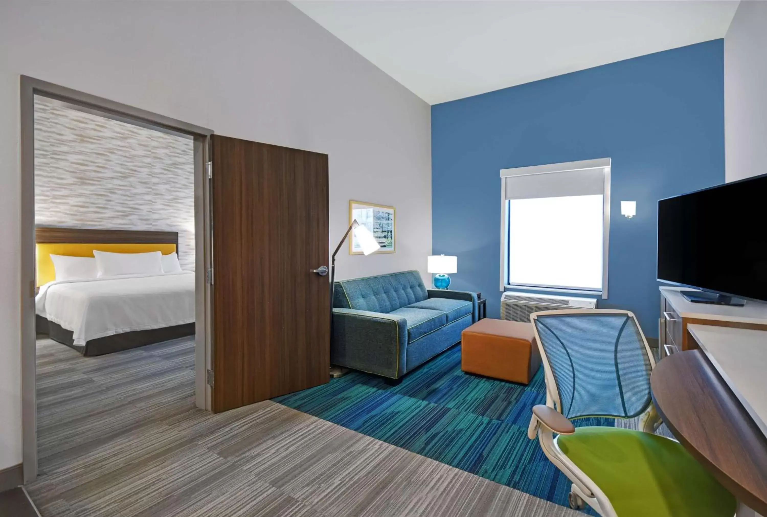 Living room, Bed in Home2 Suites By Hilton Springdale Cincinnati