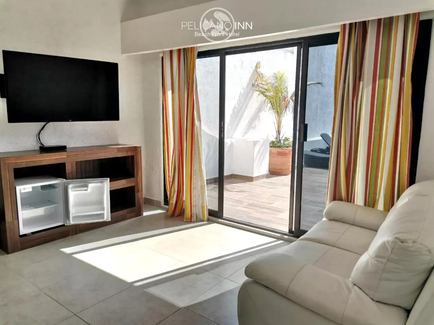 TV and multimedia, Seating Area in Pelicano Inn Playa del Carmen - Beachfront Hotel