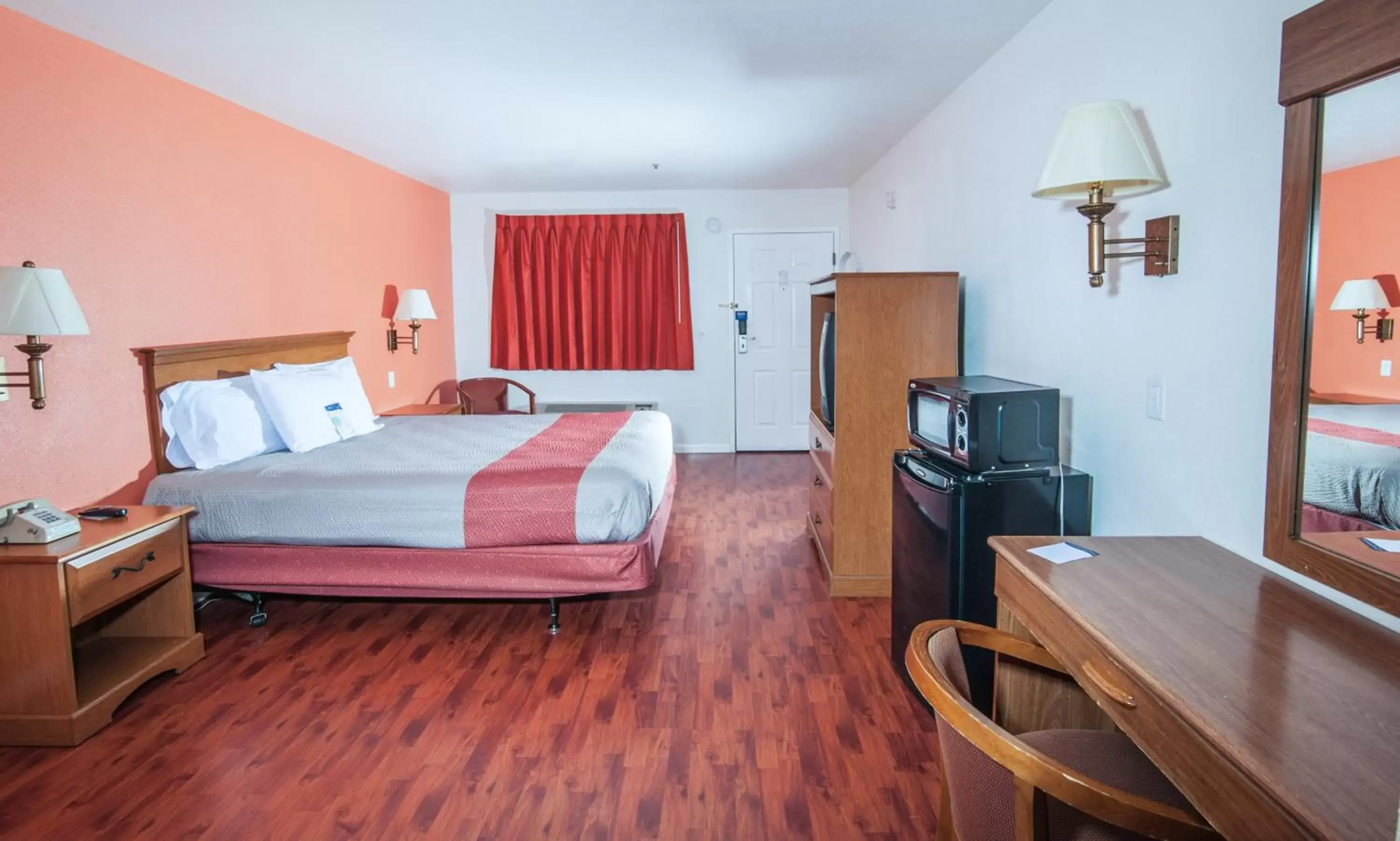 Bedroom in Motel 6-Santa Nella, CA - Los Banos