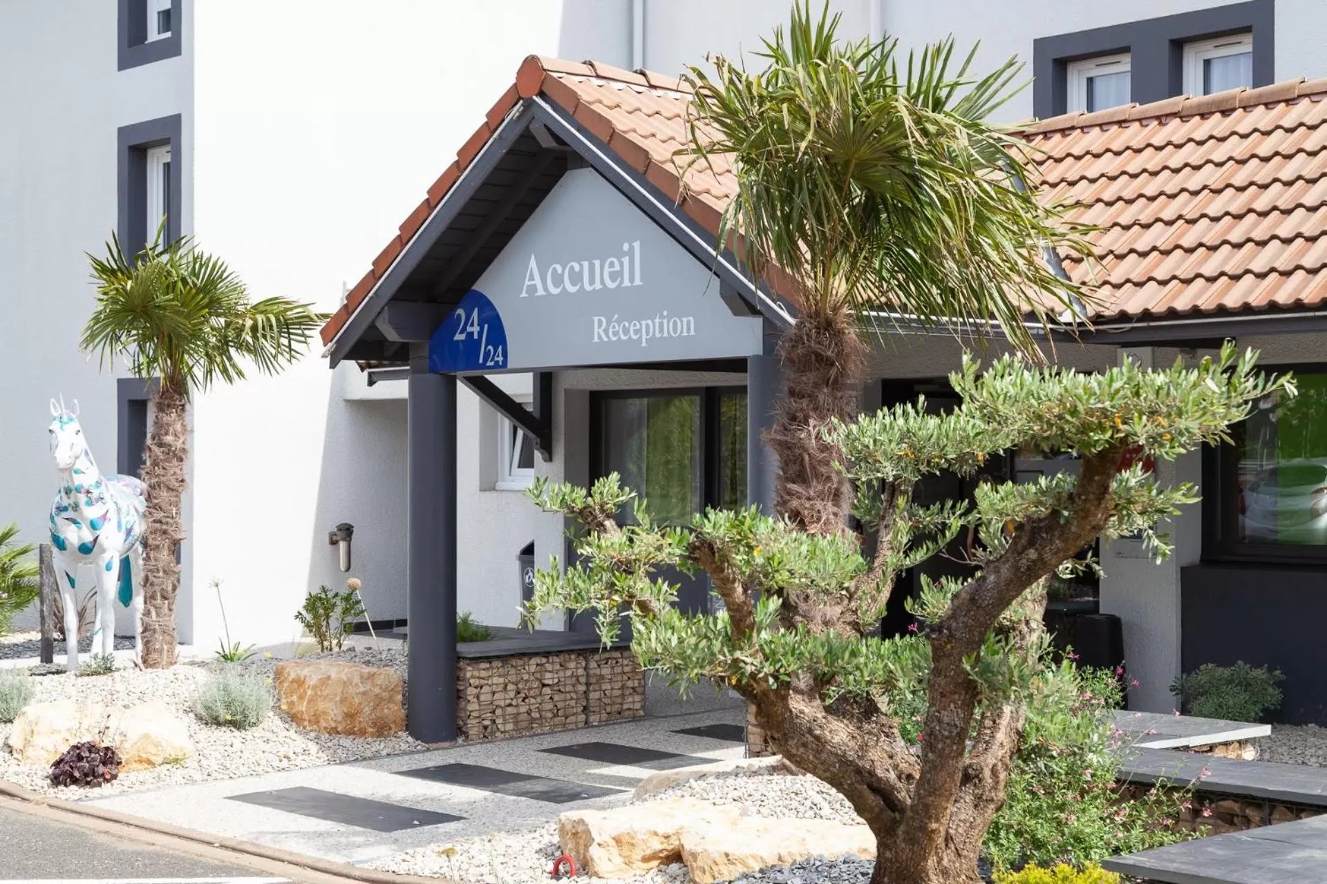 Facade/entrance in Kyriad Niort-Espace MendesFrance