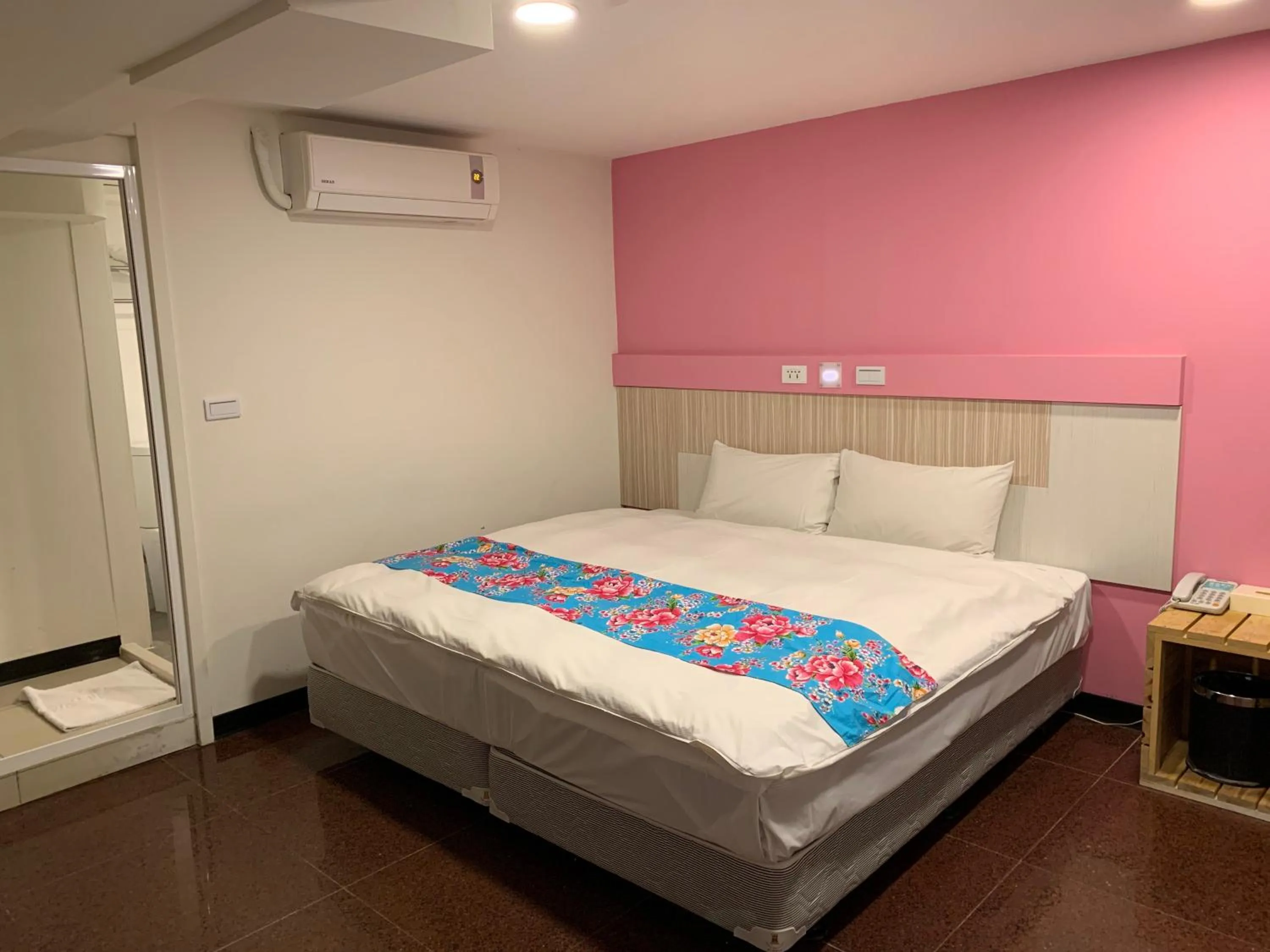 Bed in Good Night Hotel