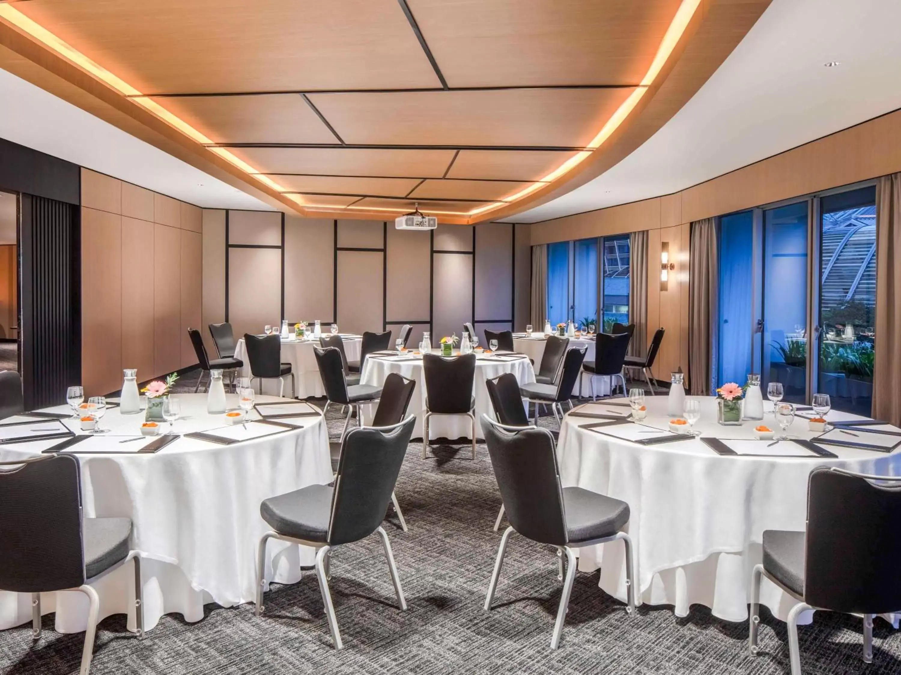 Meeting/conference room, Restaurant/Places to Eat in Fairmont Singapore