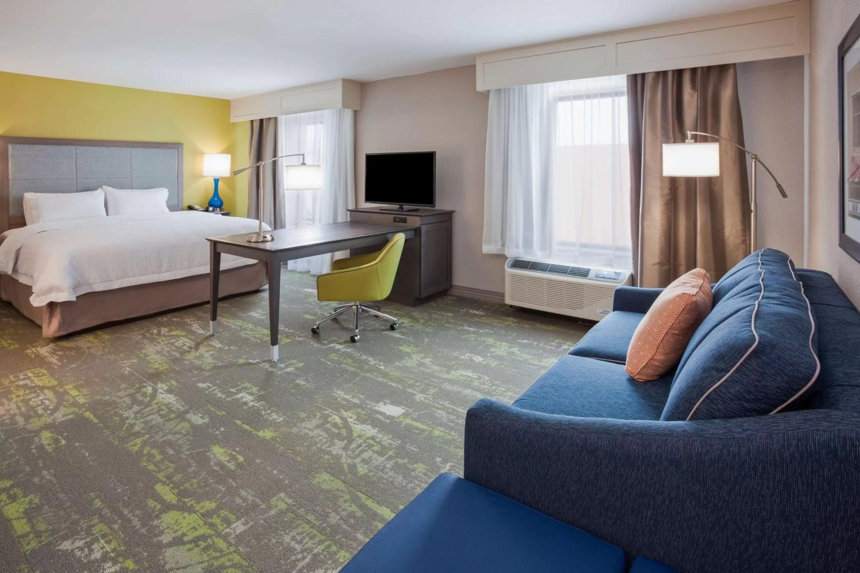 Living room, Bed in Hampton Inn & Suites Sioux City South, IA