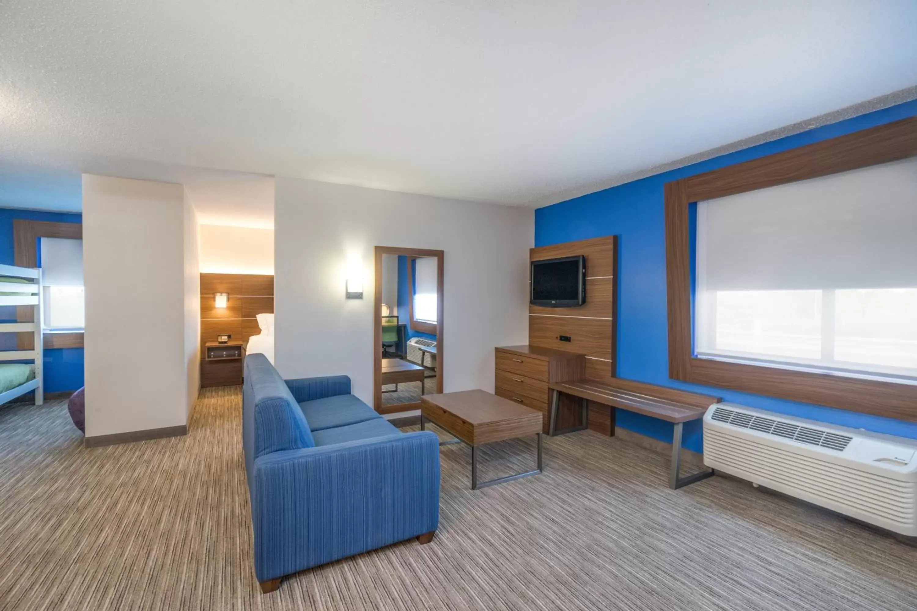 Photo of the whole room, Seating Area in Holiday Inn Express Hotel Howe / Sturgis, an IHG Hotel