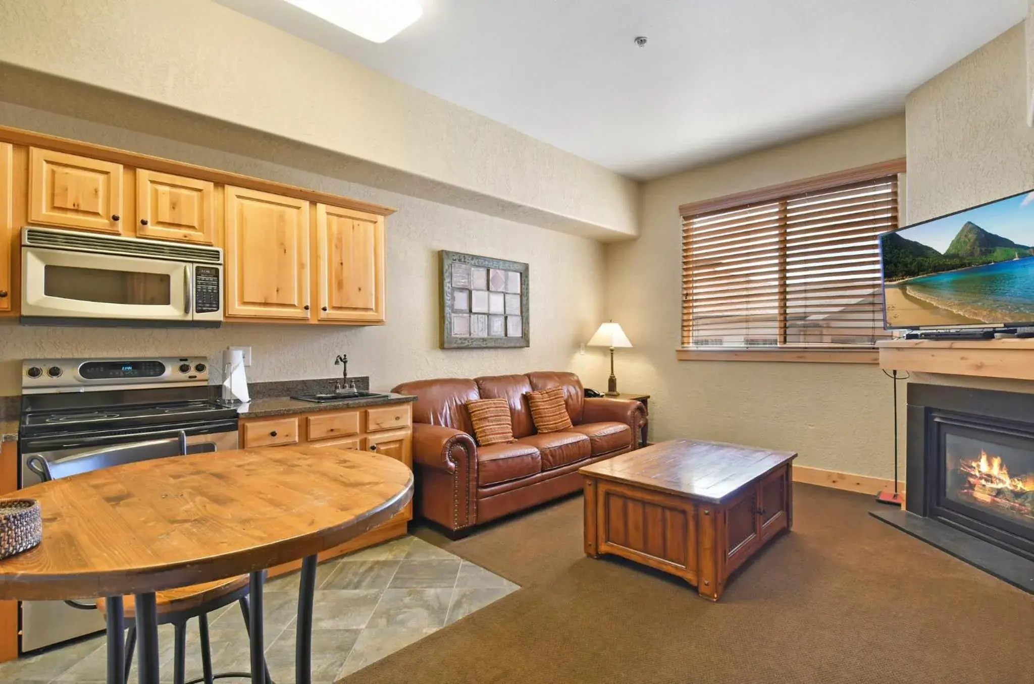 Living room, Kitchen/Kitchenette in Red Roof Inn & Suites Galloway