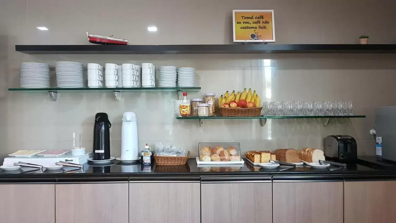 Continental breakfast, Kitchen/Kitchenette in Hotel Enseada Aeroporto