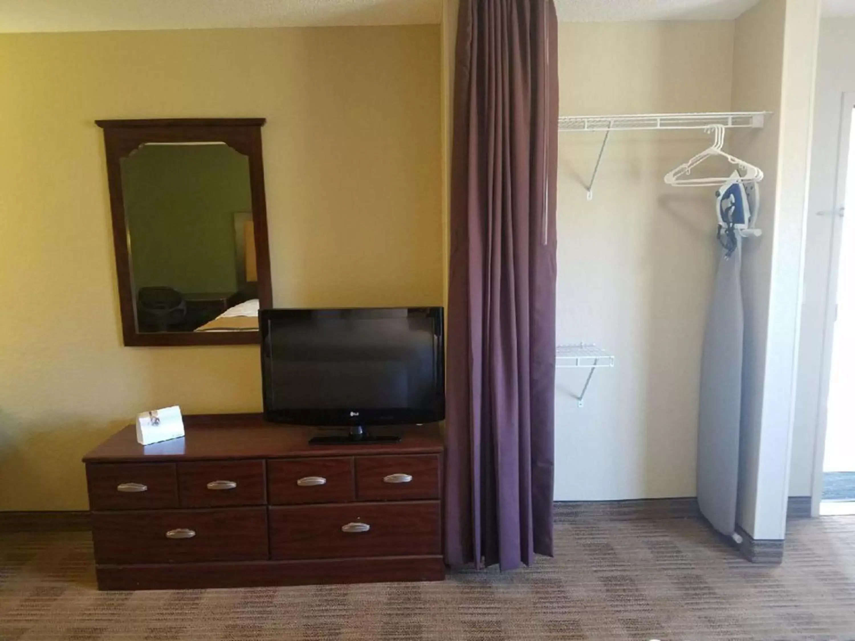 TV and multimedia, TV/Entertainment Center in Extended Stay America Select Suites - Raleigh - RDU Airport